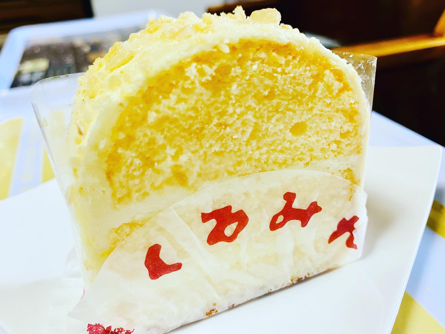 ザッハトルテにモンブラン、フルーツタルトにチーズケーキ。美味しいケーキはたくさんありますが、人生であとひとつしかケーキが食べられないとしたら、迷わず「くるみやさんのフロリダ下さい！出来たら丸ごと1本！」って言います。2年前から丸ごと買えるそうですね。フロリダは小さい頃親戚のおじさんが淡路に来る時に、いつも明石で買って来てくれた思い出の味。実は先日用事で明石に行った時、何十年ぶりかで買って食べたんですが、やっぱり大好き！くるみやさんは明石が誇れる名店ですね。ホームページによると芥子色と茄子紺のお洒落なカラーリングのパッケージを手掛けたのは、くるみやさんのお菓子をこよなく愛した洋画家の飯森次郎さんだそうです。芥子色と茄子紺。素敵です♡#くるみや#明石くるみや#明石くるみやフロリダ#好きなケーキ#芥子色#茄子紺#カラーコンサルティング#淡路島#studioprism