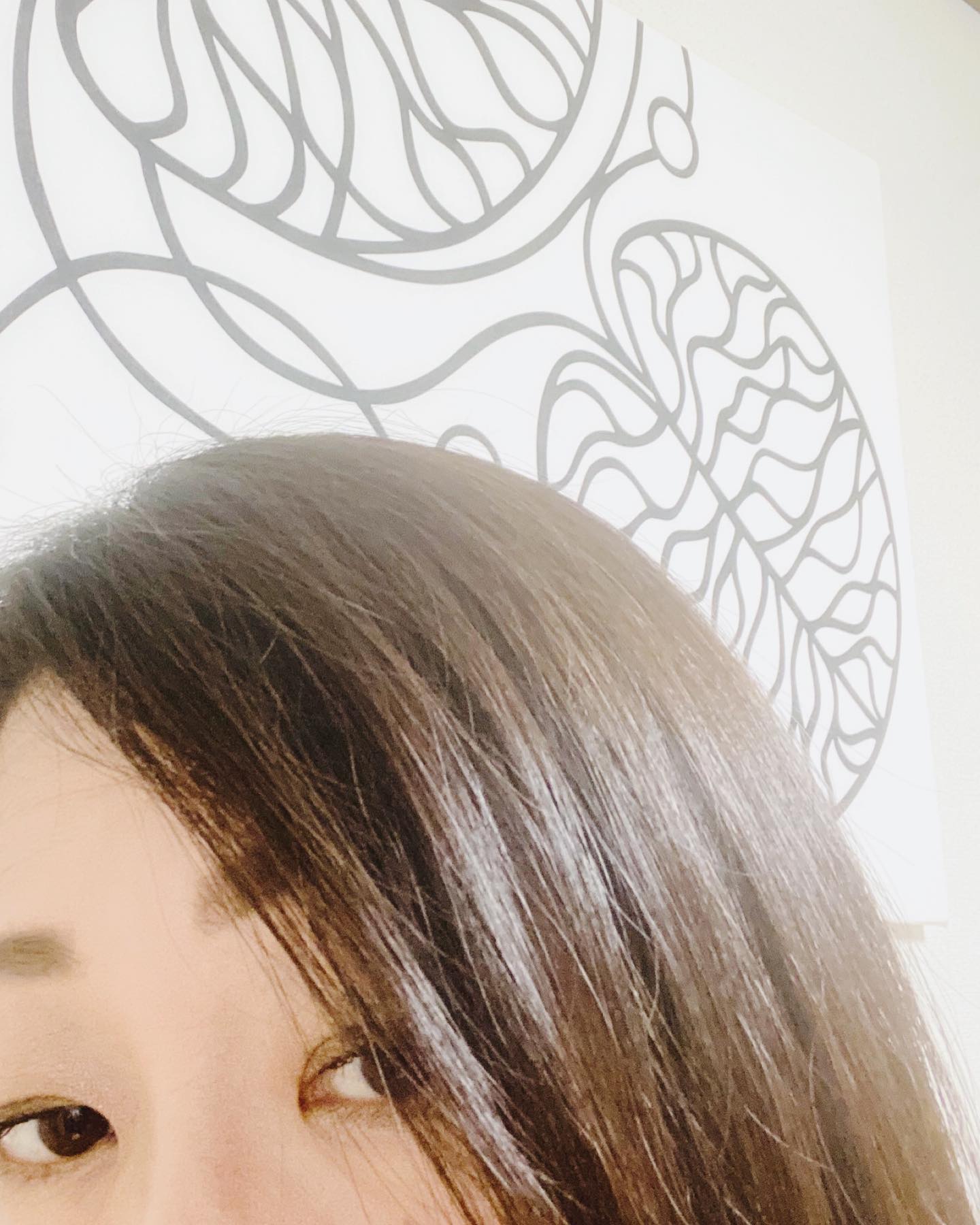 白髪染め完了。サロンで染めてもらうのは3回に1回なので、残り2回は家で自分で染めてます。髪が伸びるのが異常に早いという、今となっては微妙に嬉しくない特性のため、ほんとは2週間に1回染めたいところを耐えに耐えて、それでも3週間に1回ペース。家で染めてる方には共感していただけると思うのですが、思いつきで、あ、今日やろう！と出来るものではなかなかなくて、何日か前から日程を決めて、子どもがいない時間帯や誰も家に来る予定がない時間帯に、結構必死の思いでする事の一つです(^_^;)ところで最近アメリカの女優エヴァ・ロンゴリアさんが出ているロレアルパリの白髪染めのCMを観て、いい意味で驚きました。長年ロレアルパリのスポークスパーソンをされているエヴァさんですが、自粛中にこのCMの話が来た時喜んで引き受け、ご自身の監督、脚本、演出、撮影（自宅のバスルームでiPhoneで）、編集で作られたそうです。自粛中、当たり前のように通っていたヘアサロンでの白髪染めが出来なかったのは、エヴァさんも例外ではありません。CMで見せる髪の根元は真っ白で、私も同じぐらい白髪が多いので、CMはとてもインパクトがありました。もともとゴージャスなハリウッドセレブでありながら飾り気がなく、女性支援のチャリティー活動もされていて好きな女優さんの1人でしたが、今回のCMを観てさらにいいな、と思いましたところで、白髪染めでも普通のカラーでも、どうやって色を選んでますか？適当に、とか、流行りで、という方は自分に似合う髪色を見つけることをオススメします！実は服やメイクの色以外に、髪の色も印象を大きく左右します。オータムの私は「赤みを抑えた色」を選ぶのが大事。ご自身が似合う髪色が分からないという方は、ぜひパーソナルカラー診断を#白髪染め#白髪#ヘアカラー#エヴァロンゴリア #ロレアルパリ#パーソナルカラー#パーソナルカラー診断 #パーソナルカラーオータム #studioprism#淡路島カラーサロン#淡路島カラー#淡路島