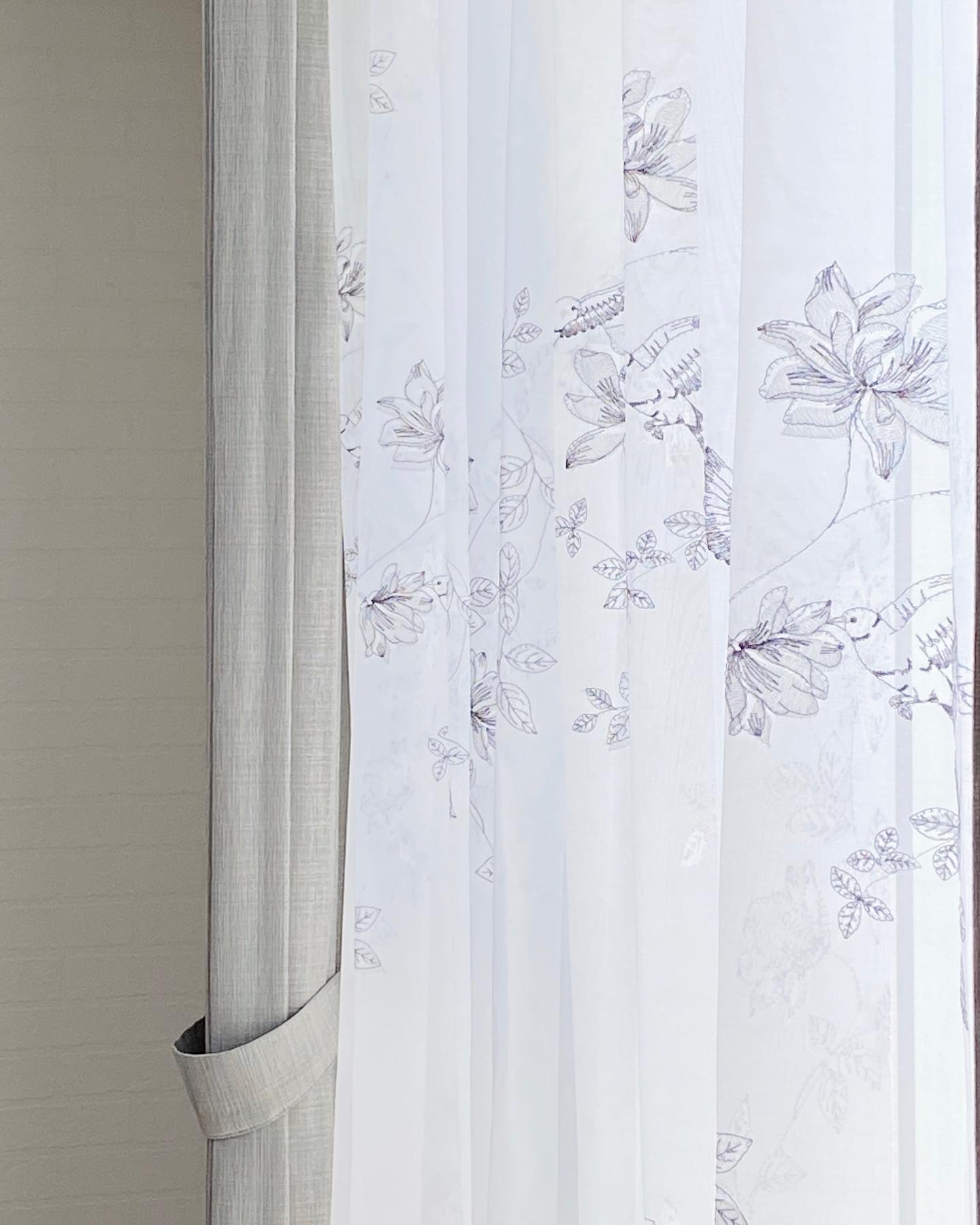 柄物のカーテンに無地のレースカーテンの組み合わせもちろんありだけど、とびきりお気に入りのレースカーテンを見つけたら、それに無地のカーテンを合わせるのも素敵です。可愛い鳥さんの刺繍だったり、隣の壁のクロスに合わせてさり気ないアルファベットのストライプだったり(^^)#カーテンコーディネート #カーテン #レースカーテン#柄物レースカーテン #住宅コーディネート#おうちコーディネート #淡路島#淡路島カラーサロン#淡路島カラー#studioprism#カラーコンサルティング#カラーコーディネート#roomone#ルームワン#ルームワンカーテン#織田建設#織田建設株式会社