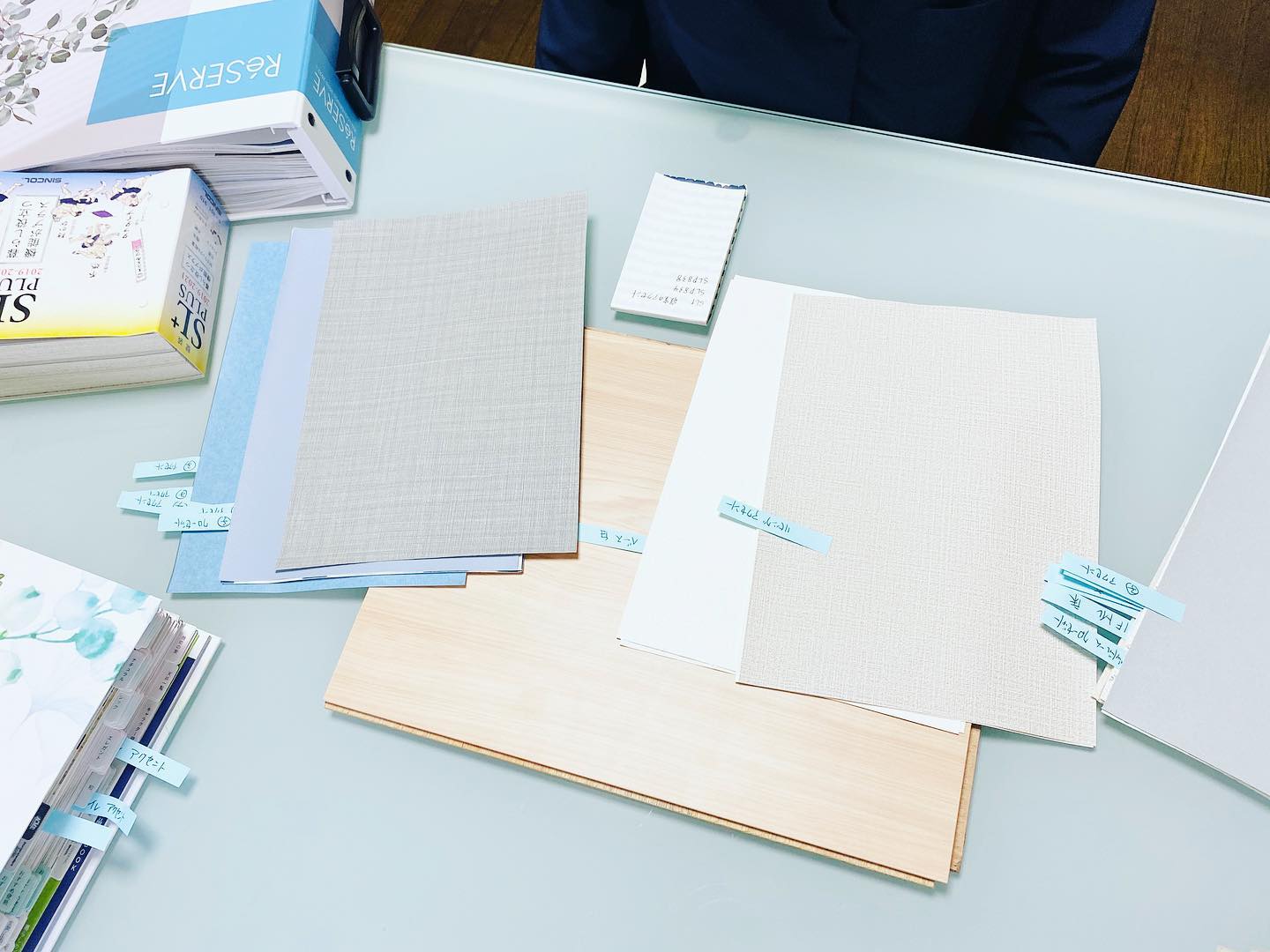 新築物件のクロス決めのお手伝いのご依頼。今日のお客様との打ち合わせでは、取り寄せたご希望のクロスのサンプルを見ながら、イメージ通りの色味や質感か確認しました。床材や建具はもう決まっていますので、クロスはお客様のお家のイメージやご希望の機能に加えて、床材や建具の色味と質感との調和感も確かめながら選びます。貼る面積が1番多いベースの白はベストな白を選びたいものです。クロスは、SNSで見た施工例の写真やカタログ上の小さいサイズで選ぶと、実際にA4サイズのサンプルを見た時に「思ってたのと違う」ということもよくあります。貼ってから「思ってたのと違う」とならないための確認作業。大切なステップです。#住宅コーディネート #おうちコーディネート #壁紙 #壁紙クロス #クロス選び #クロス決め #クロスを決める #クロスコーディネート #クロスコーディネート依頼 #クロスで迷ったら#サンゲツ #サンゲツクロス#シンコール #シンコールクロス #淡路島 #淡路島カラーサロン#淡路島カラーコーディネート #淡路島カラーコンサルティング#studioprism#カラーコーディネート#カラーコンサルティング