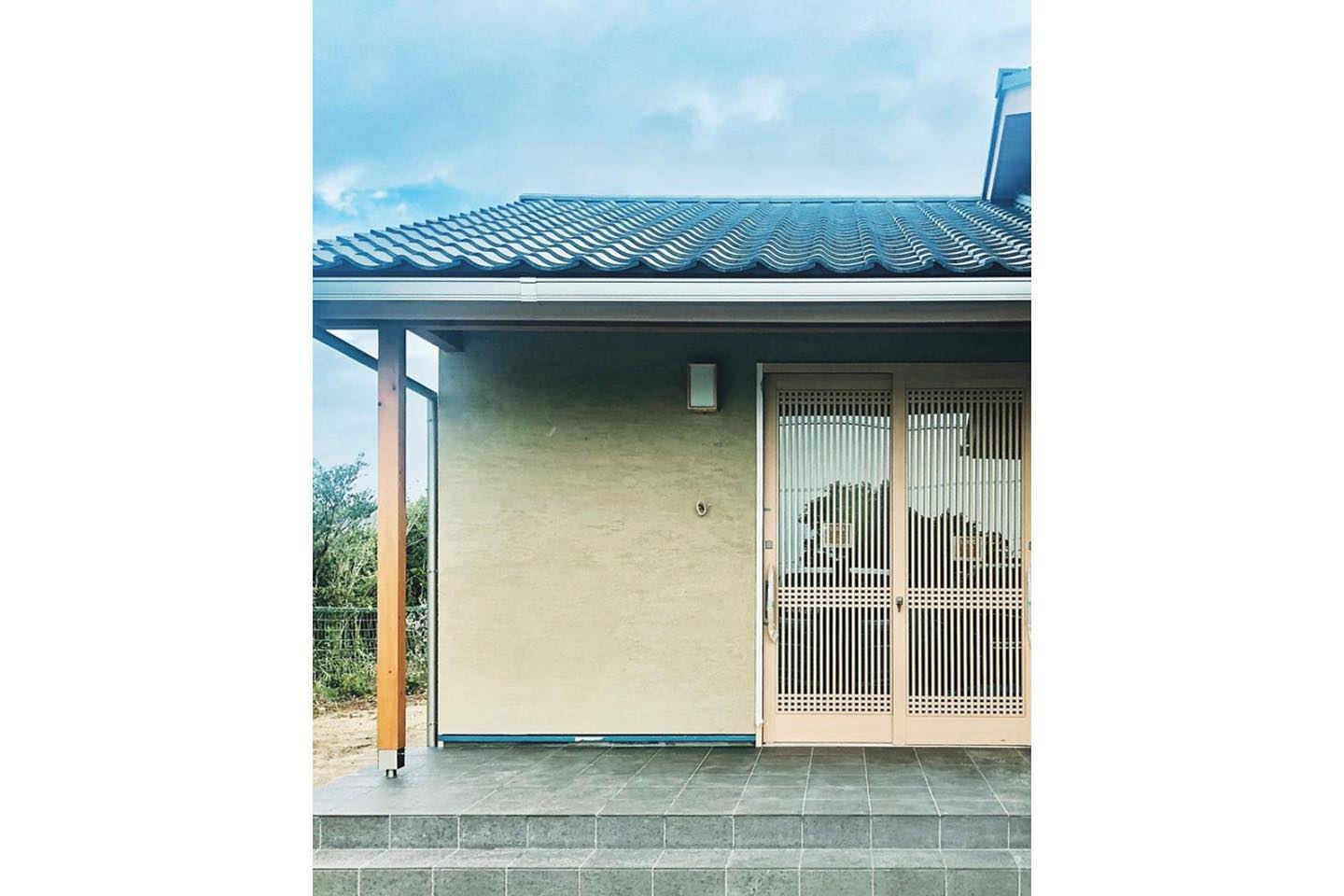 以前お世話になっていた織田建設さんの新築物件のオープンハウスにお邪魔して来ました(^^)珪藻土の塗り壁やいぶし瓦など和テイストを取り入れた、住み心地が良さそうな素敵な平屋です。明日も引き続き開催中ということですので、見てみたいなという方は織田建設さんのインスタのコメントや電話、メールでお問い合わせ/ご予約の上、ぜひ覗きに行ってみて下さいね!淡路市の上の方です(^^)#織田建設#淡路市#洲本市#南あわじ市#オープンハウス#新築見学会#完成見学会#淡路島オープンハウス#淡路島新築見学会#和テイスト#和テイスト平屋#おうちづくり #平家の家#自然素材の家#デザイン住宅#新築住宅