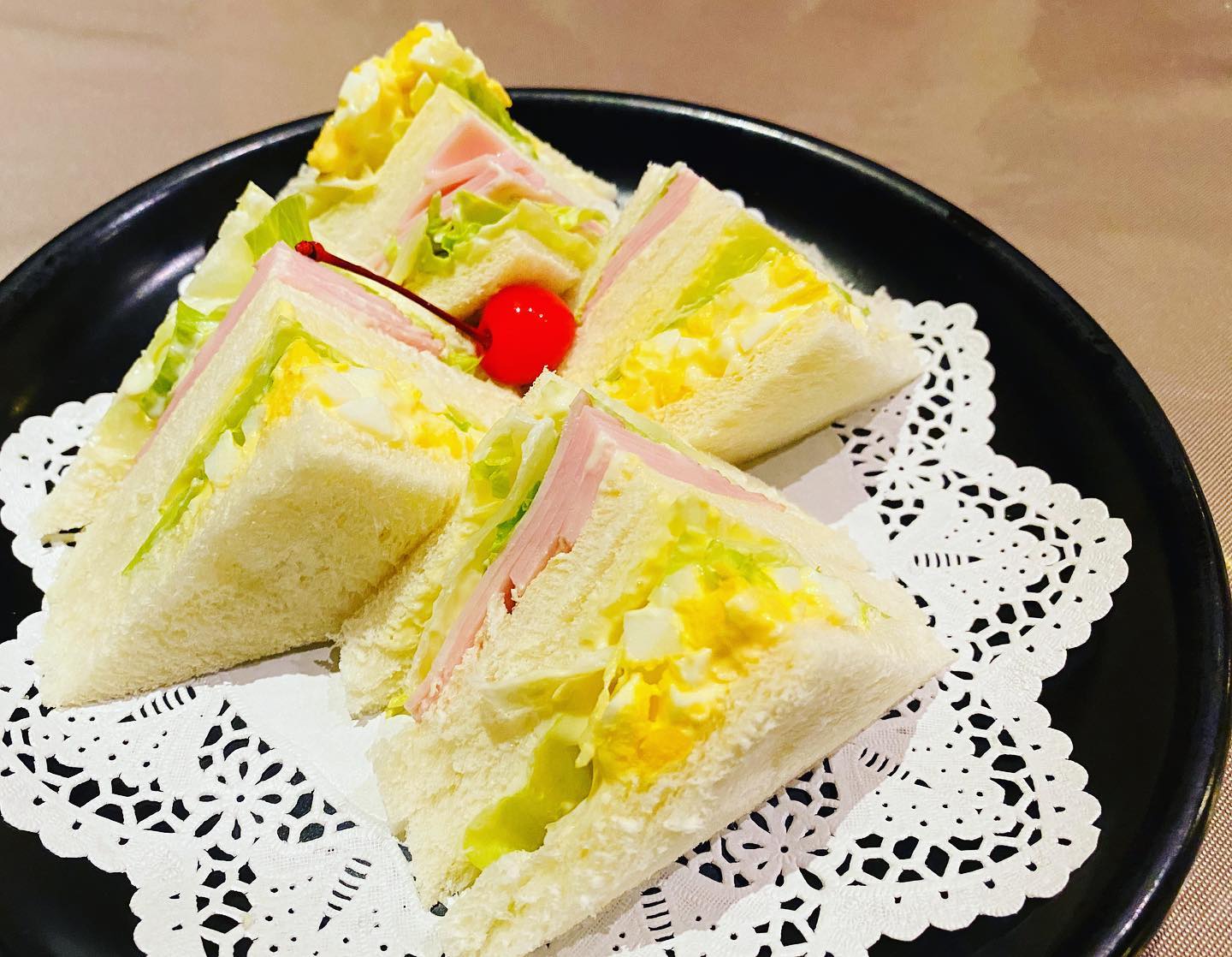 先日久しぶりに行かせていただいたNICEさん。相変わらず何を食べても美味しかったです(^^)ところで、車を停めていたら駐車場の1番奥で車を何回か切り返してる方がいました。出してるのかな、入れてるのかな、と思いつつ、中に入り案内されてテーブルに着くと、すぐにお二人入って来て満席を告げられて帰られました。「なんか割り込んじゃったみたい。」「もしかしたら後に来る人のために1番奥に停めてくれてたのかも。悪かったな。」「何か大事な記念日だったりして。」と、心に浮かぶ事を口にすると、「そうだったかも知らんけど、誰にでもあることやん。ごめんね、って思っといたらいいんちゃう？」と娘。波立った気持ちを静めてくれて、意識を「今」に戻してくれました。嬉しくて頼もしい娘の成長(^^)#NICE#ニース#淡路島NICE#淡路島ニース#淡路島#淡路島カフェ#淡路島レストラン#淡路島グルメ#淡路島おすすめカフェ #淡路島おすすめグルメ #子どもの成長