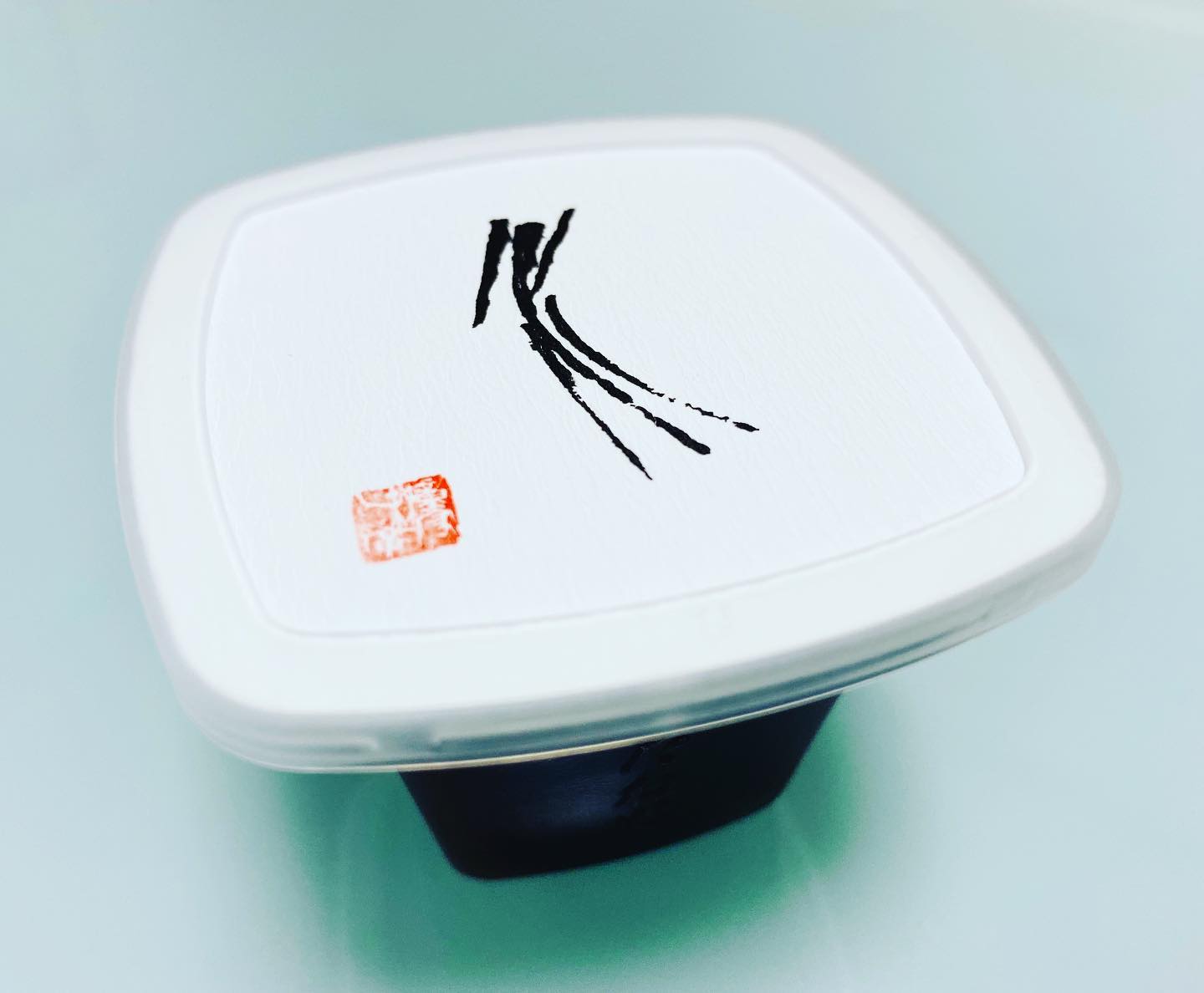 たねやの「のどごし一番本生水羊羹」。口の中ですーっと溶けるなめらかさで、どちらかと言えば洋菓子派、あんこならこしあん派の私の、お気に入りの水羊羹になりました。シンプルなパッケージも素敵です冷蔵庫の最後のひとつ、いただきます(^^)#たねや#のどごし一番本生水羊羹#水羊羹#夏のお菓子#生菓子#最後のひとつ#こしあん #こしあん派#あんこ#小豆 #あずき#素敵なパッケージ#シンプルなパッケージ