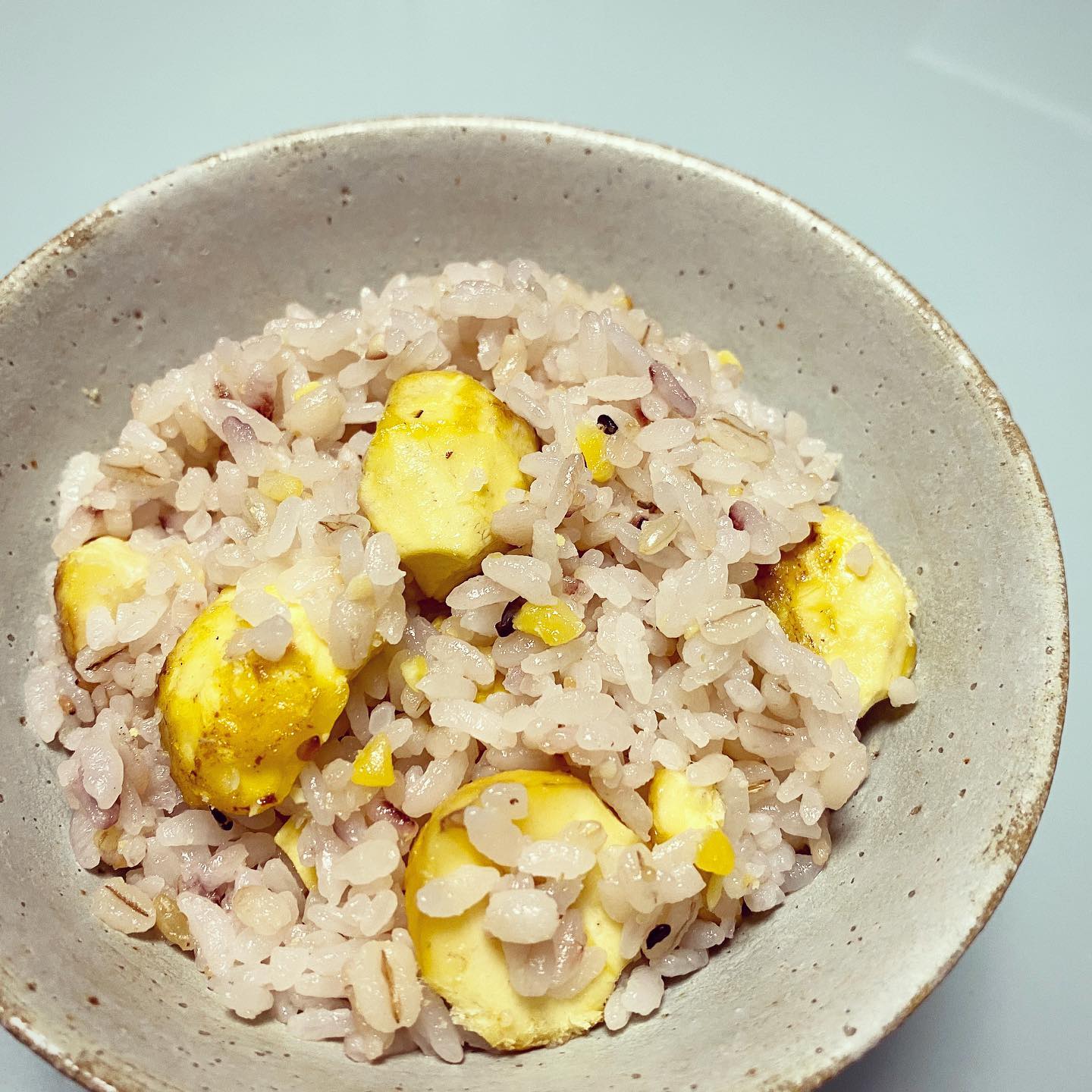 毎年秋のお楽しみ。牛尾範子さんの器でいただく栗ごはん。皮むきで消耗したエネルギーを一瞬でリチャージしてくれる最初のひと口でした(^^)#栗ごはん#栗ご飯 #秋の味覚#栗の皮むき #栗の皮むき大変だった #栗ごはん最高 #栗ごはんおいしい#牛尾範子 #牛尾範子さんの器 #淡路島