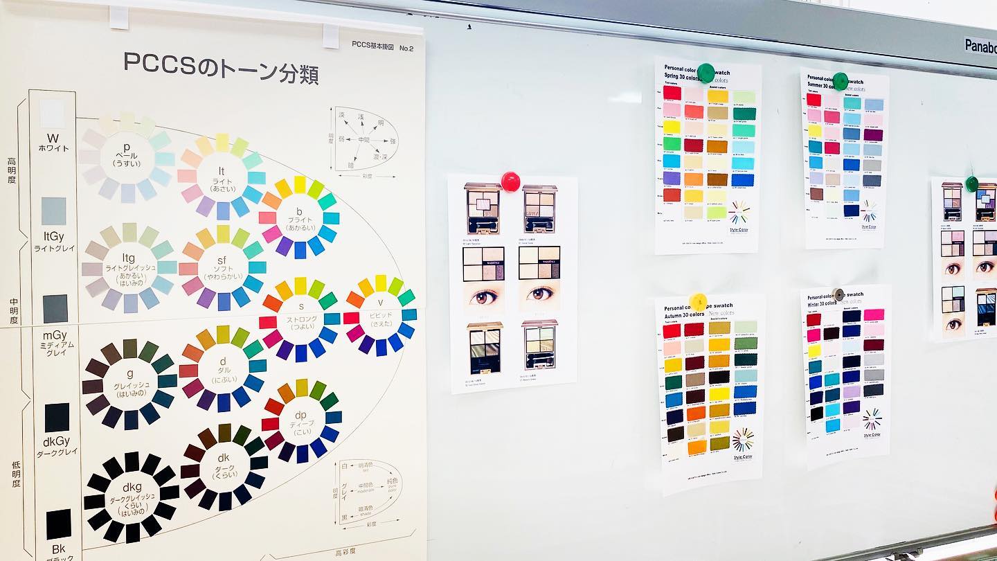 今日は洲本市のウェルネスパーク五色の夢工房さんで、パーソナルカラー講座〜メイク実践編でした。前回おしゃれ編にお越しいただいたUさんと、Tさん、一緒に来られていたTさんのお母様が飛び入り参加で、3名様が受講して下さいました。前回の診断でUさんはサマータイプだったのですが、お一人だと他の方の診断を見ていただく事が出来ないので、今日Tさんとお母様の診断中の顔映りの変化を見ていただけてよかったです。診断の結果Tさんはスプリングタイプ、お母様はサマータイプでした。もちろん親子でも姉妹でもパーソナルカラーが同じとは限らないのですが、お二人は色味も雰囲気も全く異なり、それぞれのパーソナルカラーの特徴がとても分かりやすかったです。また、UさんとTさんのお母様はお似合いのシーズンはサマータイプで同じなのですが、それぞれよりお似合いの色味は異なるだろう、というのはお2人が並んでいるとよく分かります。どんな色が似合うか特性を詳しく知りたい方には、簡易的ではない診断をオススメするのはそのためです。講座の後半で皆さんにお似合いの色でポイントメイクをさせていただきましたが、とてもよくお似合いでした。イエローベース、ブルーベース、どちらもいらっしゃったので、ポイントメイクの色を対比しながら説明出来たのは分かりやすかったようでした実は講座後、Uさんも私もTさんのお母様を知っているという事が分かり、世間は広いようで狭いな、と思いました(^^)こんな形でまたお目にかかれて嬉しかったです。#パーソナルカラー#パーソナルカラー診断#パーソナルカラー講座#パーソナルカラーメイク #似合う色#似合うメイク#イエローベース #ブルーベース#淡路島カラーサロン#パーソナルカラー淡路島#studioprism#カラーコンサルティング#カラーコンサルタント#.淡路島#淡路市#洲本市#南あわじ市 #ウェルネスパーク五色 #ウェルネスパーク五色夢工房