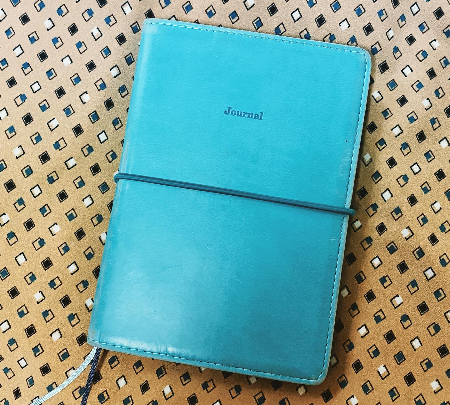 結局私はこの色。何年か前に使ったカバーを来年も。#スケジュール帳 #スケジュール帳2021 #来年のスケジュール帳 #ピーコックブルー #ピーコックグリーン #ターコイズ #ターコイズブルー #好きな色 #自分の色