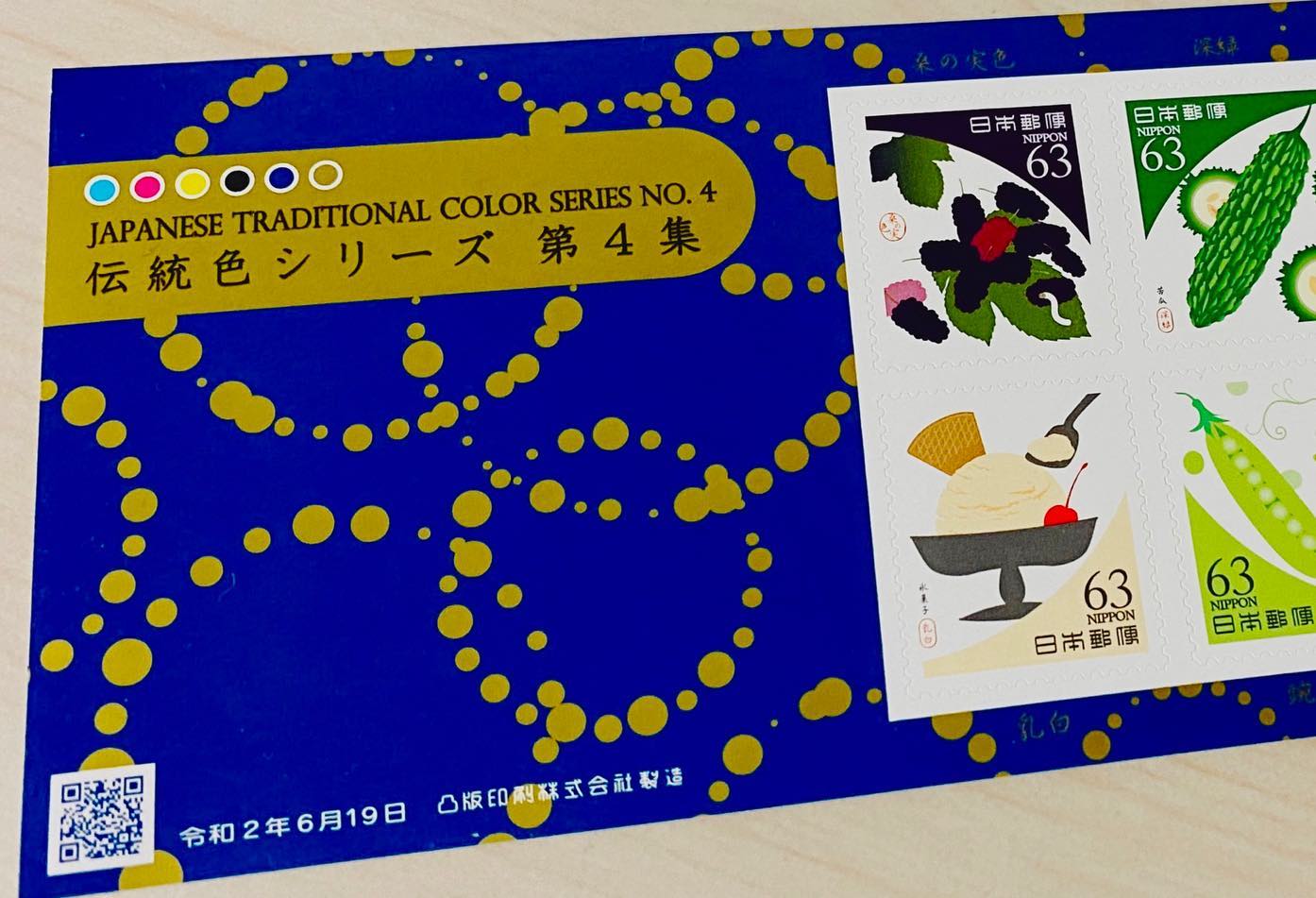 日本郵便が2017年からシリーズ化して発行している、美しい日本の伝統色がテーマの特殊切手「伝統色シリーズ」。秋、春、冬、と来て、今年の6月に発売された夏、で四季をひと回りしました。それぞれの季節で63円と84円の2種類のシートがあるそうです。こちらのシートでは、「桑の実」と「水浅葱」が特に好きかなぁ。今日の気分では、かも知れませんが(^^)#日本郵便 #特殊切手 #日本の伝統色 #日本の伝統色シリーズ #日本の伝統色シリーズ第4集#伝統色シリーズ第4集 #桑の実 #桑の実色#水浅葱 #水浅葱色