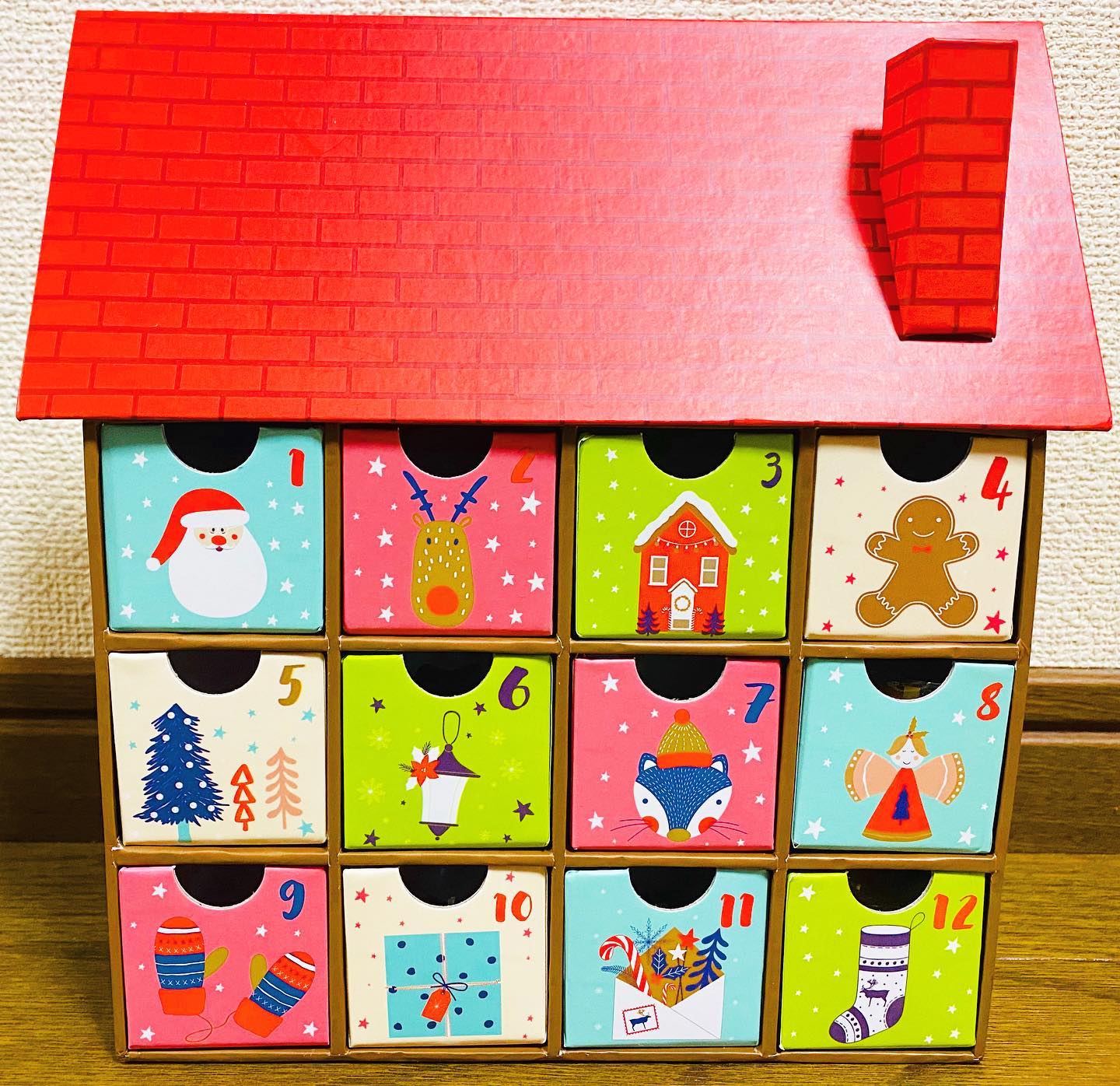 カルディでおねだりされたアドベントカレンダー。本当は去年もこんな感じのが欲しかったんだろうけど、買ってもらえなかったので、自分で手作りしてました。何でも手に入らない方が創造力が発揮されますね〜。13日から24日は裏側にあって、引き出し式なので何年も使えそうです(^^)#アドベントカレンダー #カルディ #kaldi #カルディ購入品 #カルディアドベントカレンダー #アドベントカレンダー引き出し式#毎年使えるアドベントカレンダー