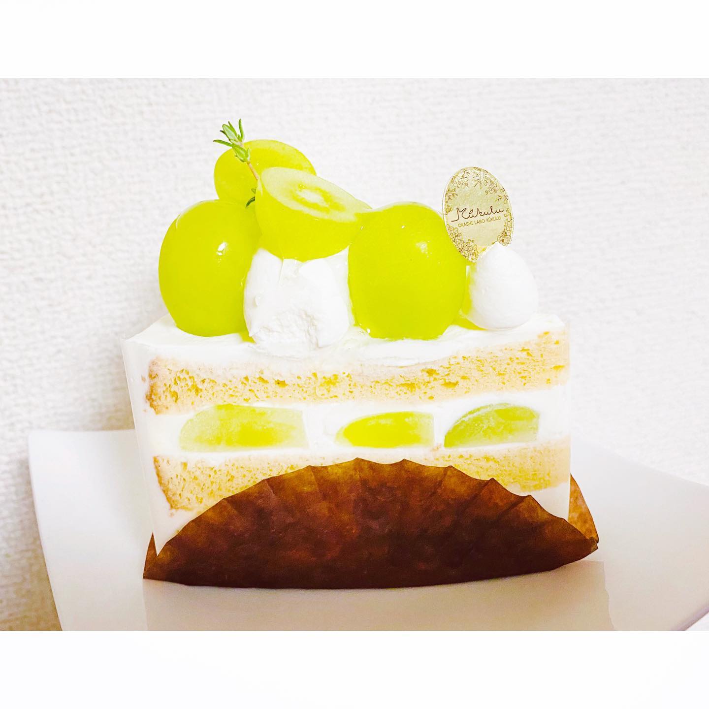 okashilabo kukuluさんのシャインマスカットのケーキ。写真を見てそのボリューム感とジューシーな見た目に恋焦がれていたのですが、無事今日お目にかかることが出来ました(^^)ご馳走様さまでした！#okashilabokukulu#okashilabo_kukulu #シャインマスカット #シャインマスカットケーキ #淡路島