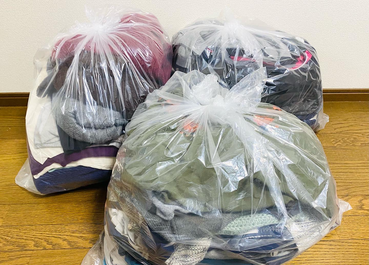 クローゼット整理がなかなか出来ない理由。人それぞれかと思いますが、私の場合は仕分けは出来ても「洋服を捨てるのは罪悪感がある」タイプ。でも最近それがクリアされました！市のエコプラザに持ち込んだら、主に海外での再利用（リユース）に回るという事を今更ながら知り、とても気持ちが楽になってサクサク似合わないもの、着ないものにお別れしています。以前からもういらないものは分かっていたので、透明の袋に入れていく作業なのですが、先日のチョコレートブラウンのアーガイル柄のセーター同様、何回か処分しようと思ったものの今回もレスキューしてしまったものがひとつ。。。２枚目の写真の、15年以上前にダラスのバナリパで買ったフリースジャケットです。デザインが好きなだけでなく、色も絶妙なアイボリー。結局似合うものは「ときめく」ということでしょうかご自分では洋服の仕分けが難しいという方、studio prismでは、パーソナルカラー診断／イメージ・骨格コンサルティングを受けられた方向けのメニューのひとつに、クローゼット整理があります。2時間で5000円。年末に向けて似合わないものを処分してスッキリされたい方はぜひ(^^)#クローゼット整理 #捨てられない #パーソナルカラー#骨格診断#淡路島#淡路市＃洲本市＃南あわじ市#淡路島パーソナルカラー#淡路島カラー#studioprism