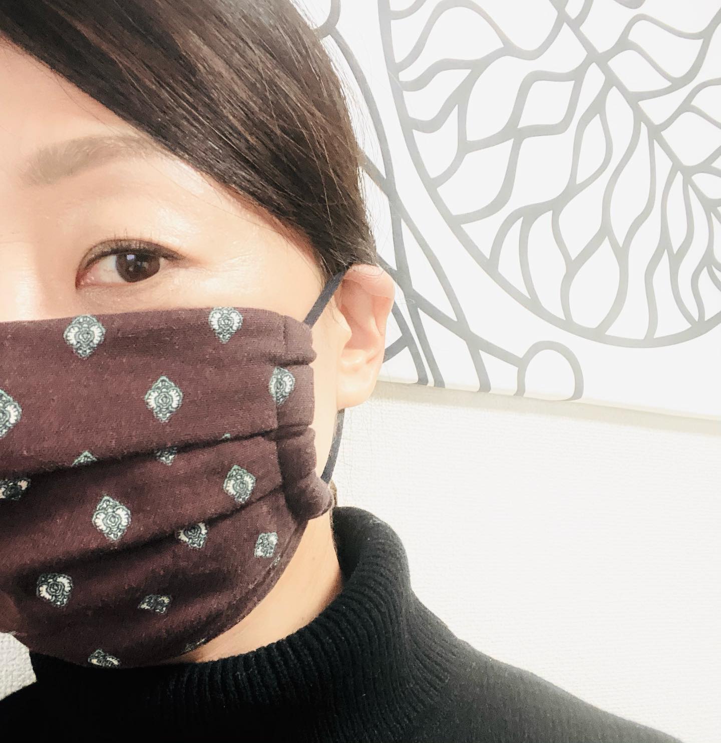 寒くなったので、そろそろ夏の間しまってあったダブルガーゼのマスクの出番です。春に買った時は本当にマスク生活が日常になるとは、思っていなかったような気がします。でもどうせ毎日マスクをするのなら、似合うマスクで気分を上向きに(^^)普段は使い捨てマスクでも、自分に似合うマスクがいくつかあればお出かけも楽しくなりそうです。なんとなくではなく、意図を持ってマスクを選びたい方にもオススメのパーソナルカラー講座。ぜひお越し下さい(^^)パーソナルカラー講座〜おしゃれ編12月21日（月）10:00〜11:30ウェルネスパーク五色夢工房2,800円（似合う色診断、カラーカード付き）参加お申し込みは夢工房さんまでよろしくお願いいたします。0799-33-1540。#パーソナルカラー#パーソナルカラー講座#パーソナルカラー診断 #パーソナルカラーオータム #似合う色 #似合うマスク#似合うマスクの選び方 #マスク #ウェルネスパーク五色#ウェルネスパーク五色夢工房#淡路島#淡路市#洲本市#南あわじ市 #淡路島カラー#淡路島パーソナルカラー#淡路島カラーサロン#studioprism#カラーコンサルティング#カラーコーディネート