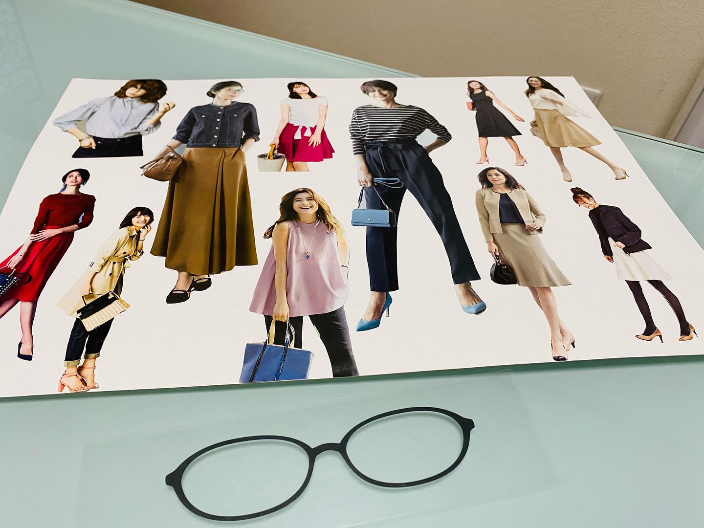 骨格・イメージコンサルティングとカラーセラピーでお越しのお客様。お話の途中で急遽パーソナルカラー診断も、ということになり、シーズンまで見させていただきました。「今さらですが気付いたら持っている服ほとんどグレーでした」と笑っておられましたが、着ていたグレーはちゃんとイエローベースの方にお似合いのグレーでした。イエローベースでもグレーは着れるし、ブルーベースでもベージュは着れます。それぞれどんなトーンなら顔映りがいいのか、を知る事が大切ですね(^^)ご自身では骨太だと思われていましたが実は骨格ウェーブさん。上半身を盛れるデザインや素材を選ぶこと、気になるお腹から膝までをうまくカモフラージュすることが大切です。顔は卵型、目は大きく、高身長なので、お似合いの柄や形はやや多めでした！診断の次の日のお出かけはストールを巻いて、首元がバッチリ決まったと教えて下さいました(^^)お子さん達が巣立ち変化の時だということでカラーセラピーを受けて下さいました。年齢が近く人生で共通の経験もあり、プライベートでもぜひまたお会いしたい素敵な方でした。ありがとうございました#パーソナルカラー#パーソナルカラー診断#15分類進化型パーソナルカラー #15分類進化型パーソナルカラー診断 #カラーセラピー#骨格診断#骨格診断ウェーブ #パーソナルカラースプリング#パーソナルカラー淡路島#カラーセラピー淡路島#骨格診断淡路島#淡路島#淡路島カラー#淡路島カラーサロン#淡路島パーソナルカラー#淡路島カラーセラピー#淡路島骨格診断#淡路市#洲本市#南あわじ市#似合う色#顔映りがいい色#グレー#ベージュ#人生の転機#イエローベース#ブルーベース