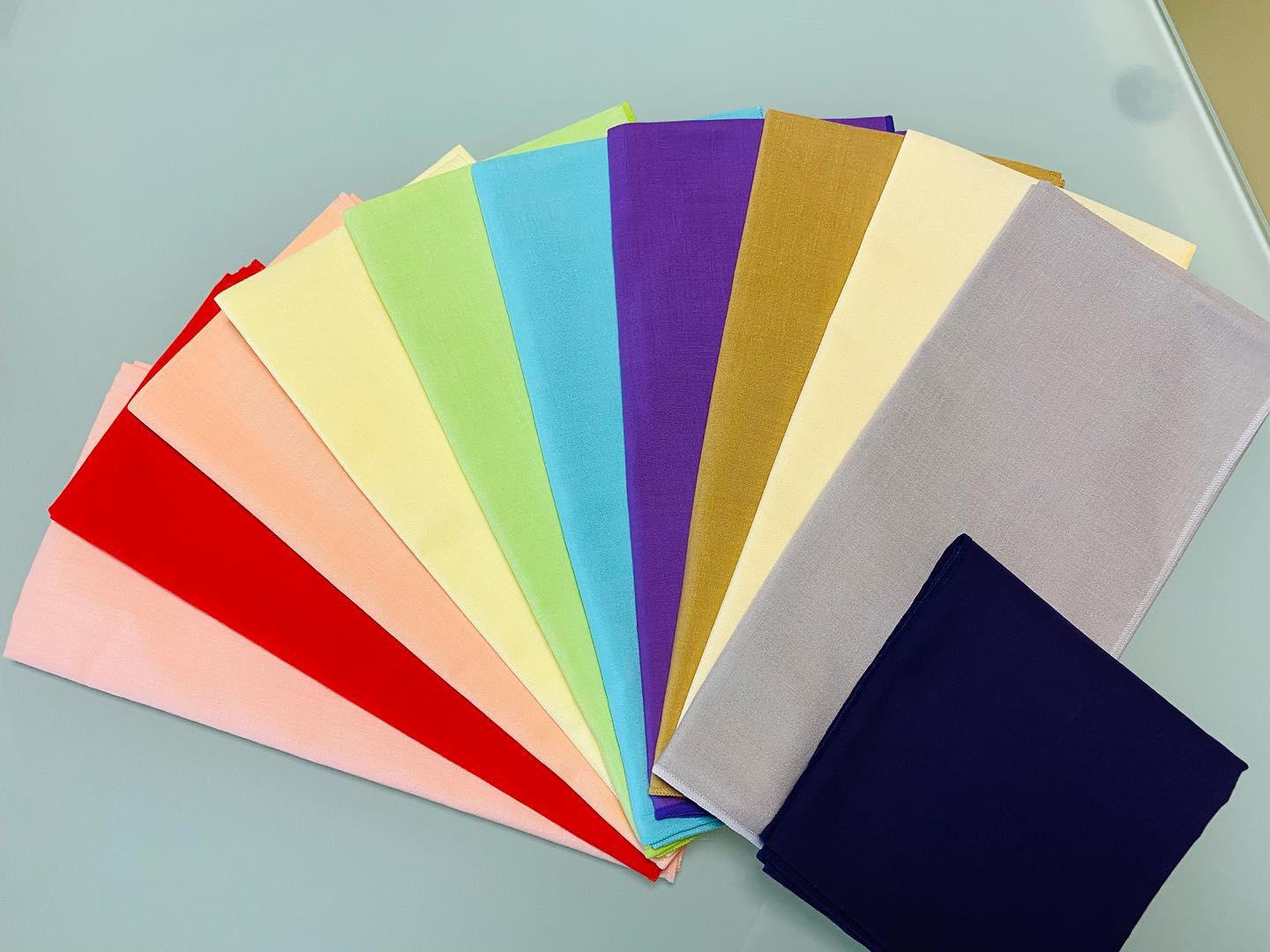 フルカラー&骨格・イメージコンサルティングのお客様。最近ではパーソナルカラーも骨格診断もいろんなメディアに取り上げられるので、認知度はずいぶん上がっています。自分に似合う色が知りたいから、というよりは、どちらについてもある程度知識があり、自分のパーソナルカラーや骨格タイプはこれかな？と思ってはいるものの確信が持てないので確かめたい、というお客様が増えています。Nさんは、ご自身で似合う、似合いにくい、と思っている色やデザインがよく分かっていて、診断の結果でその理由の答え合わせが出来たようでした。Nさんはイエローベースの明るいクリアな色が似合うスプリングタイプ。ですが診断中に葡萄色のウインターのドレープを当てた時のお顔の見え方にハッとされ、とても気に入ったようでした。Nさんがなりたい「上品」なイメージに見えたのです。確かにこの色は青みの強すぎないニュートラルなパープルで、当てた時顔色も悪くならず凛として見えました。Nさんの「好き」だという気持ちは大切にしたいので、特別にベストカラーの仲間に入ってもらいました(^^)骨格はウェーブさんなのですが、彼氏さんがカジュアルなスタイルがお好きということで、カジュアルやオーバーサイズの洋服を着る場合の似合わせ方などをお話させていただきました。2枚目の写真は似合うメガネフレームの診断。今お持ちだという左側のようなタイプより、右側のタイプの方がお似合いだと分かりました。違いは縦の長さと角のライン。今のものより縦の長さが短く少し角がある方がお似合いです。似合う服は、色だけでは決まりません。顔立ちや骨格などから分かる似合うデザインやラインを含めて総合的に決まります。パーソナルカラーや骨格診断の自己診断を確認されたい方、ぜひお越しください(^^)メニューはプロフィールのホームページから。#パーソナルカラー#パーソナルカラー診断#15分類進化型パーソナルカラー #15分類進化型パーソナルカラー診断 #パーソナルカラースプリング#骨格診断#骨格診断ウェーブ#パーソナルカラー淡路島#骨格診断淡路島#淡路島#淡路島カラー#淡路島カラーサロン#淡路島パーソナルカラー#淡路島骨格診断#淡路市#洲本市#南あわじ市#似合う色#顔映りがいい色#似合う服