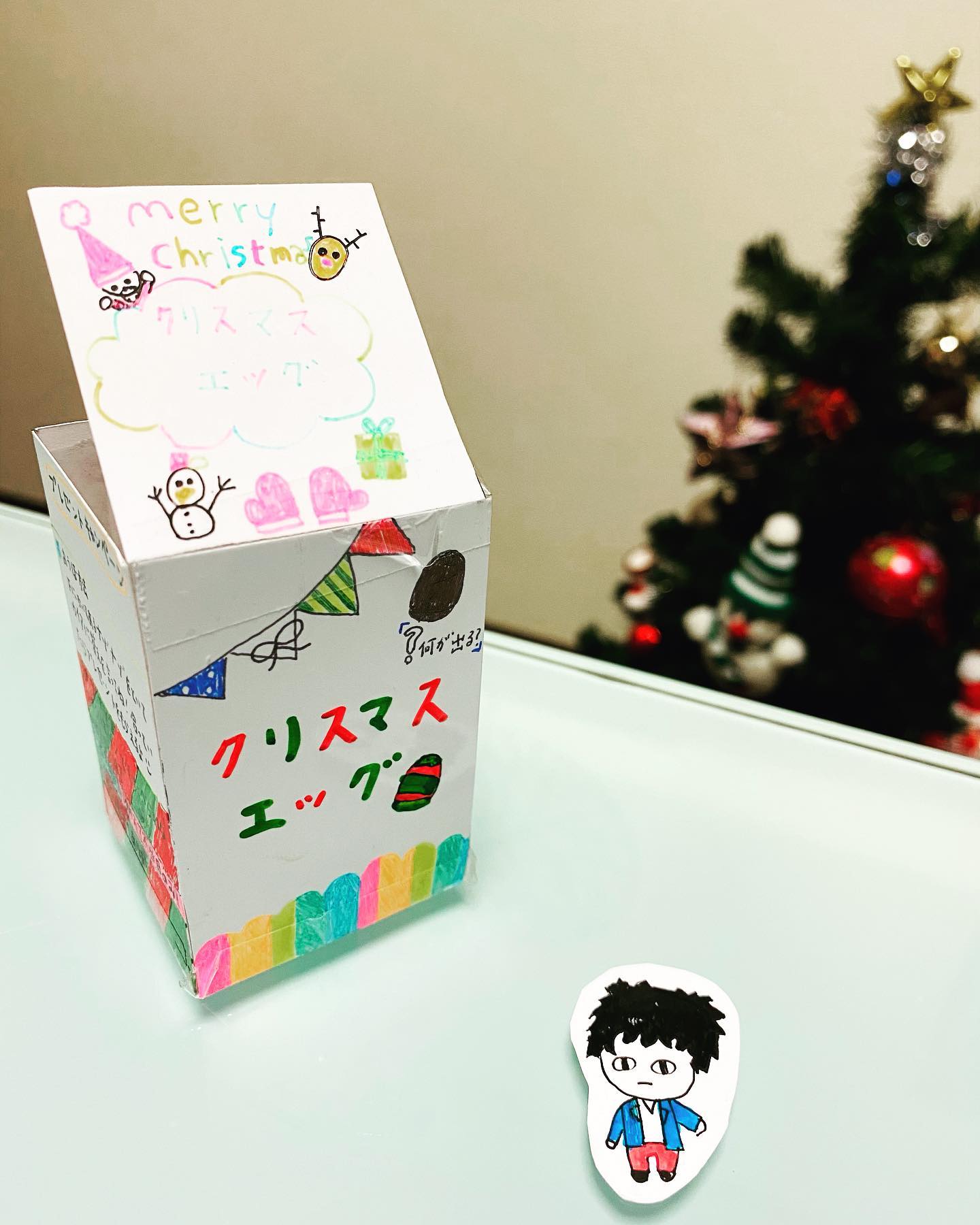 小さなサンタさんから私の好きなものを詰め合わせたという「特製クリスマスチョコエッグ」をもらいました。大変よくお分かりで　笑#backnumber #清水依与吏#依与吏さん#チョコエッグ #クリスマスプレゼント