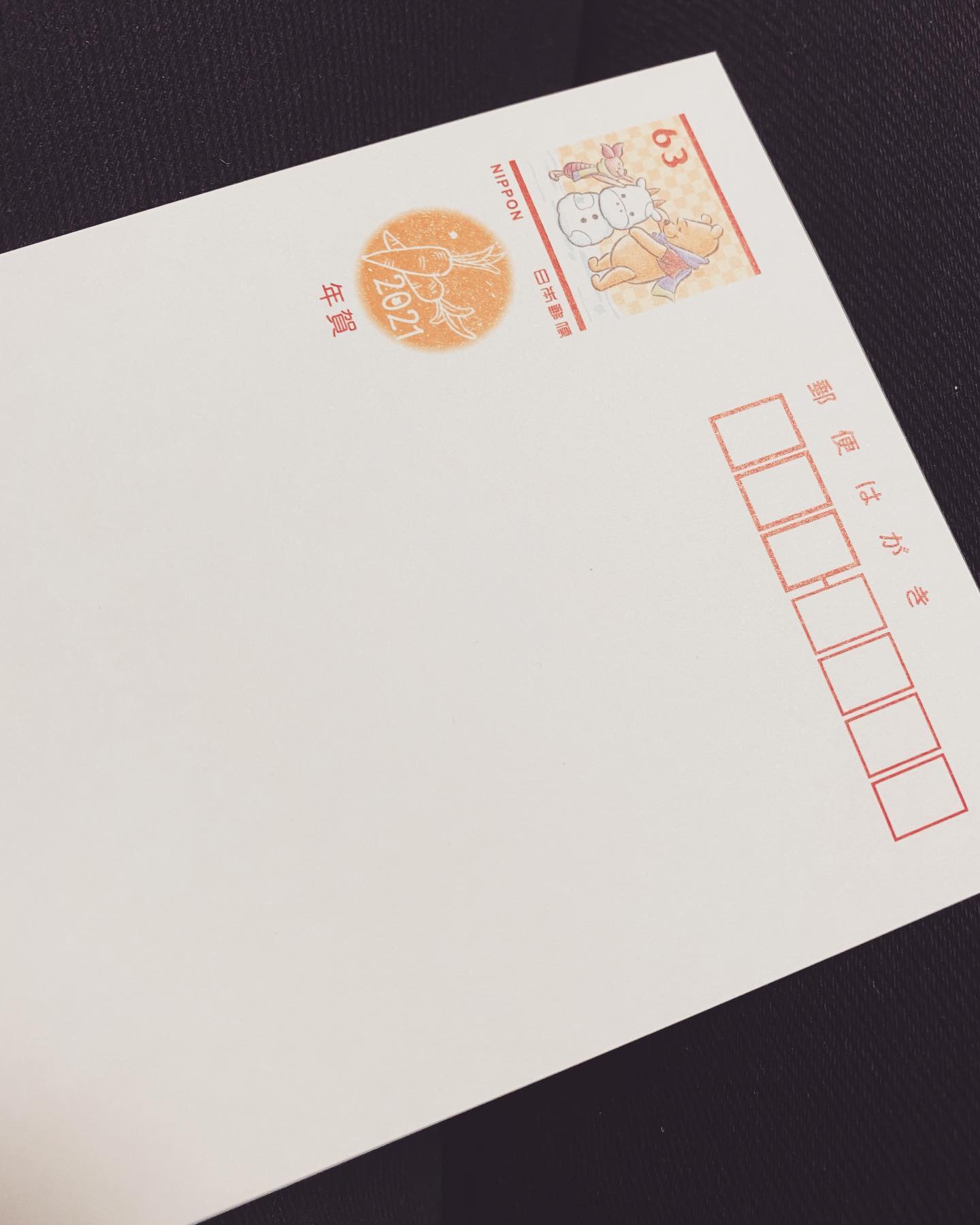 裏面を印刷してひっくり返したら「ウソやん︎」ってなったこと、ありますか？試し印刷が上手くいったので、さあ本番！と、後ろのトレイに入るだけ入れて、枚数を23枚にセットして、その間に何か取りに行き、戻って来たタイミングで1枚見てみたらそのような状況になりました(汗)その時点で13枚印刷済み。さてどうしたものか。近しい人達に「すみません、上下間違ってしまいました！」と一言添えて「しょうがないなぁ」と笑ってもらえることを祈ろうか、買い直そうか。とりあえず検索してみたら、郵便局で1枚5円で新しいものに交換してもらえることを知りました。ありがとう、今まで同じ事をしてSNSで発信してくれた人達！ありがとう、郵便局！明日朝イチで郵便局行きます#年賀状#年賀状印刷失敗#年賀状逆さま