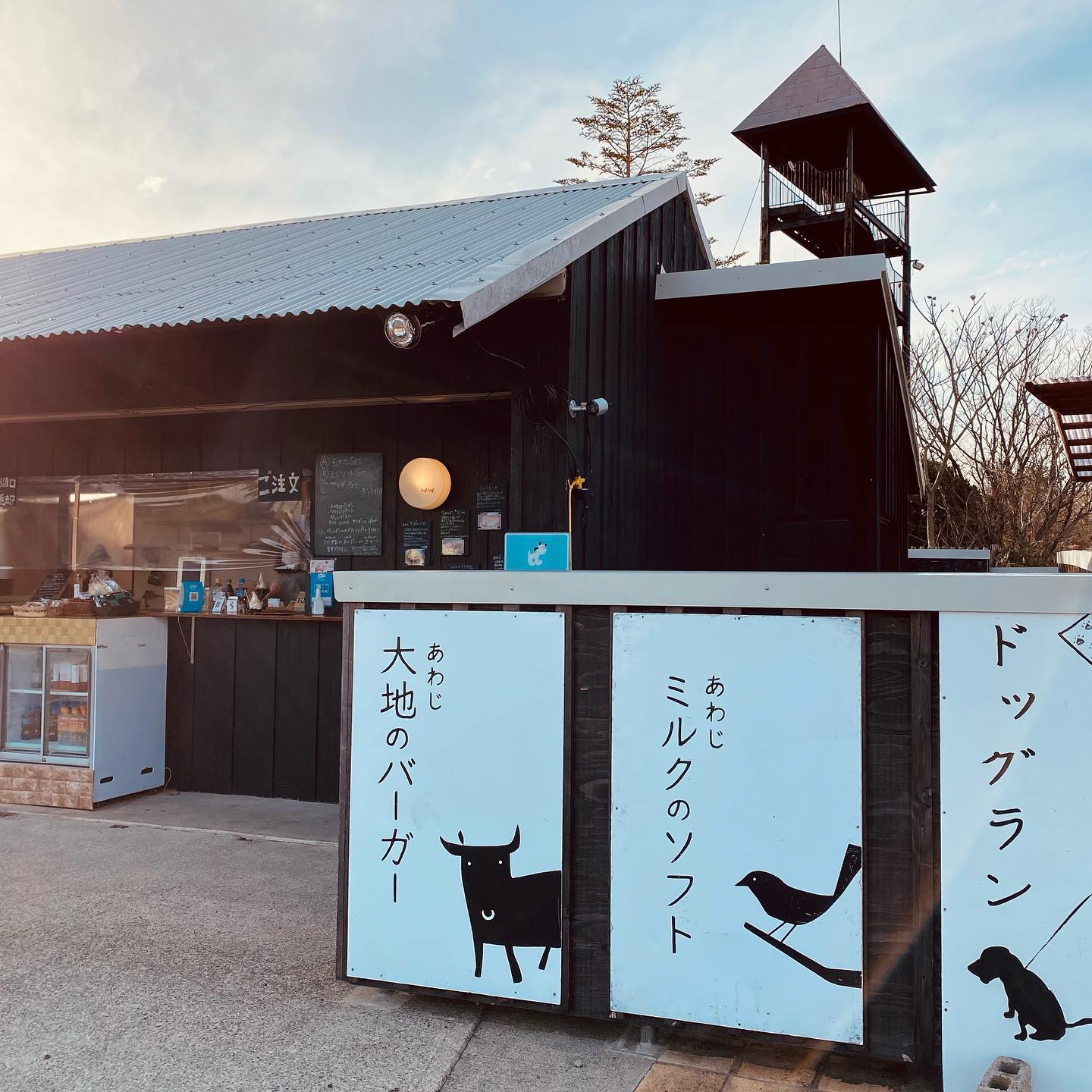 3連休どこにも出かけなかったので、今日のおやつはカントリーガーデンのsafsafさんでコーヒーゼリーのソフトサンデーをテイクアウト。さっぱりソフトが美味しいんですよね(^^)#淡路カントリーガーデン #safsaf #コーヒーゼリー #ソフトクリーム #ソフトサンデー#コーヒーゼリーソフト#淡路島 #淡路島スイーツ#淡路島グルメ