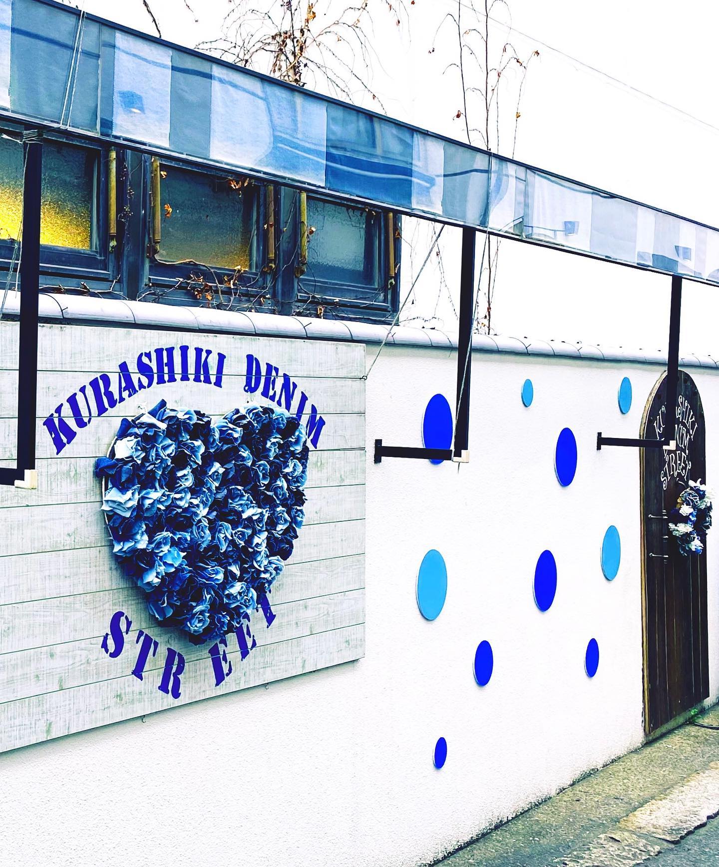 少し前から青いスイーツが流行っているみたいですね。自粛期間にお家で作ったものをSNSにアップしたり。私の青い食べ物との遭遇は、1年前に倉敷のデニムストリートで見たデニムソフトやデニムまん。アリゾナに住んでいた時に時々お寿司を食べに行っていたBlue Wasabiの青いワサビぐらいでしょうか。自然界でも青い食べ物は少なく、食欲を減退する色として有名な青ですが、今流行っているのは、自由への渇望や心身の疲弊の現れ？平和で穏やかな世界への願い？シンプルに綺麗だし映えるから、かも知れませんね(^^) #青#青い食べ物