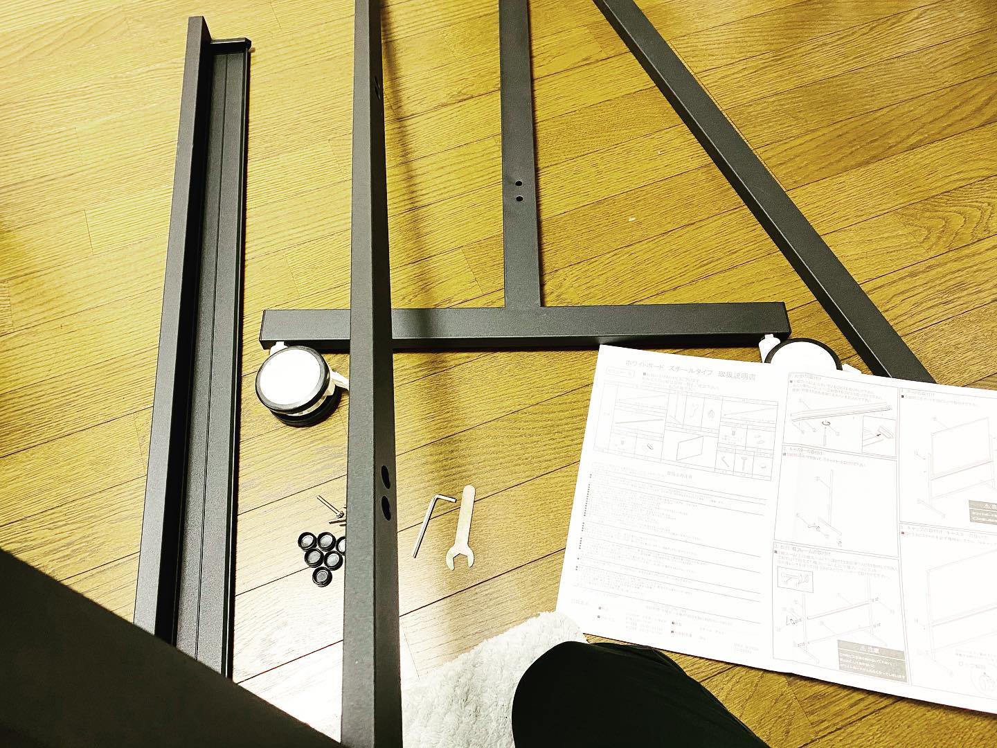 実はサロンオープン当時に買っていたホワイトボード。講座はサロン外で開講して来たので箱のまま保管してあったのですが、明日からの講座に向けて組み立てました。ボード部分が重くてなかなかの大仕事でしたが、今年からたくさん使っていこうと思います！5月には淡路島で15分類進化型パーソナルカラーアナリストの仲間が1人増えます#パーソナルカラーアナリスト#パーソナルカラーアナリスト養成講座 #15分類進化型パーソナルカラー #15分類進化型パーソナルカラーアナリスト️ #15分類進化型パーソナルカラーアナリスト️プロ養成 #国際カラープロフェッショナル協会 #パーソナルカラー淡路島#淡路島#淡路島カラー#淡路島カラーサロン#淡路島パーソナルカラー#淡路市#洲本市#南あわじ市