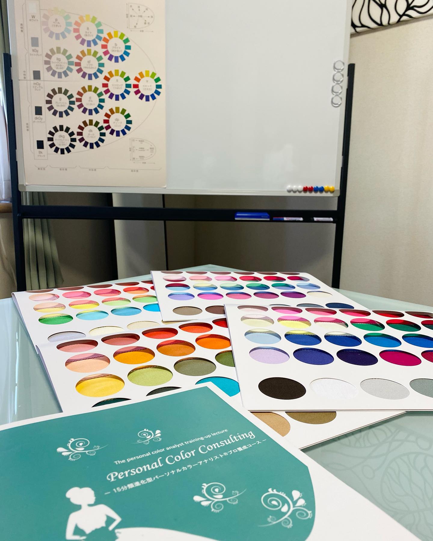 15分類進化型パーソナルカラーアナリストⓇプロ養成コース1日目。カリキュラム1は、まずは色彩学の基本から。もともと色の感性が素晴らしいのでカラーカードのワークもスムーズな生徒さんです「ベージュってどんな色をどうした色か」もワークを通して理解出来ます(^^)#パーソナルカラーアナリスト養成 #パーソナルカラーアナリスト養成講座 #15分類進化型パーソナルカラーアナリスト️ #15分類進化型パーソナルカラーアナリスト️プロ養成 #国際カラープロフェッショナル協会 #パーソナルカラー淡路島#淡路島カラー#淡路島カラーサロン#淡路島パーソナルカラー#淡路島#淡路市#洲本市#南あわじ市