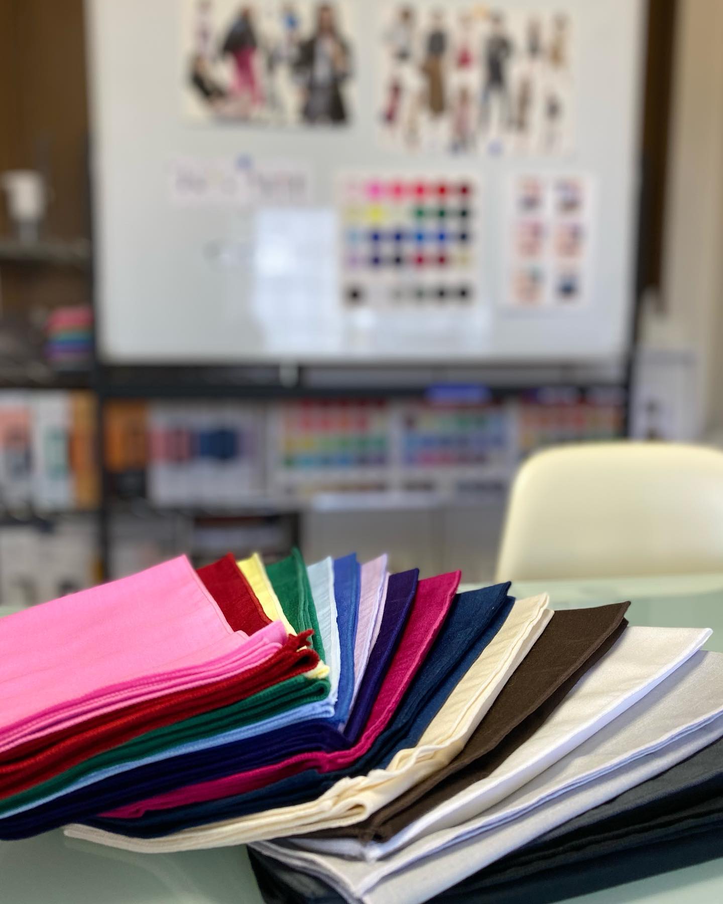 今朝も仲良し姉妹さん（しかも双子さん！）がサロンに来て下さいました本当はお2人ご一緒の診断がご希望でしたが、時間の都合がおありで今日は島外から来られた妹さんの診断を。お姉さんは来週改めて来て下さいます。ご予約の申し込みはお姉さんにいただいたのですが、1年以上前から来られたかったのを、コロナ禍のため待って下さり、やっと来ていただけたそうで、私もとても嬉しかったです！第一印象で「優しそう」と言われる事が多いという妹さん。着る服も柔らかいトーンが多く、黒は苦手ということでした。優しそうと思われるのも納得です。パーソナルカラー診断は、ミラーの前でお客様にも顔映りを確かめていただきながらさせていただくので、診断が進むにつれてご自身でも「いい感じ」「なんか違う」というのが実感出来ます。するとこちらが何も言わなくても「今までよく着ていた色よりも、いい感じの色がある」ことが分かり、「買いたいものがたくさん出来た」りするんです。今日はお2人揃って「衝撃的！」の連続で、お似合いの色から形、デザイン、メイクカラーまで、新しい発見と納得がたくさんあったようでした来週またお姉さんにお会い出来るのが楽しみです#パーソナルカラー#パーソナルカラー診断#15分類進化型パーソナルカラー #15分類進化型パーソナルカラー診断 #国際カラープロフェッショナル協会#骨格診断#パーソナルカラー淡路島#パーソナルカラー神戸#パーソナルカラー徳島#骨格診断淡路島#淡路島#淡路市#洲本市#南あわじ市#淡路島カラー#淡路島カラーサロン#studioprism#似合う色#似合う服