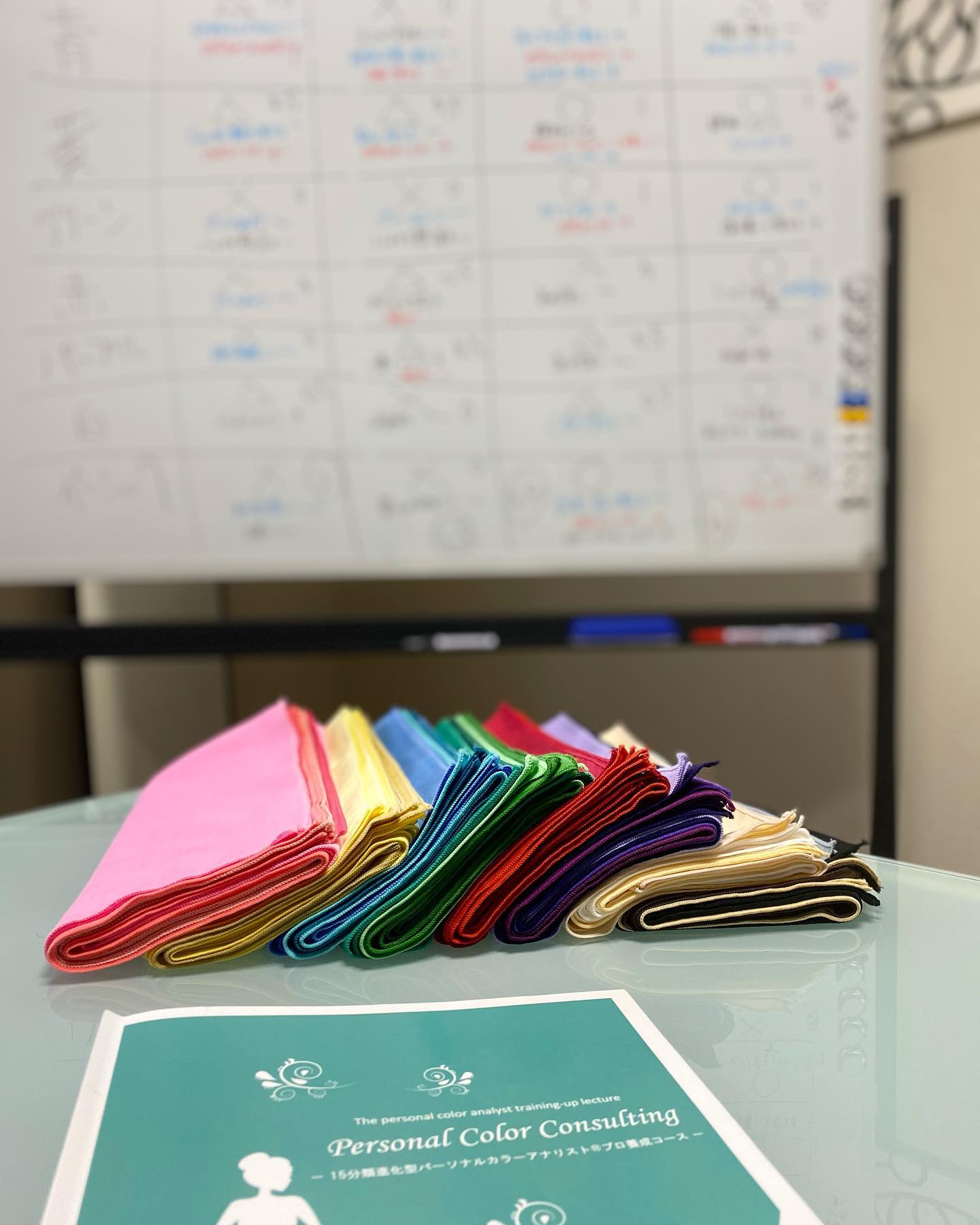 15分類進化型パーソナルカラーアナリスト︎プロ養成コース、カリキュラム4。今日からドレーピングに入りました！立ち位置、ドレープのめくり方、診断の流れなどのアドバイスに始まり、一枚一枚顔映りの変化をじっくり観察しながら一通りテストカラードレープで診断していきます。「何を見るか」が大切なのです。色を見るセンスが素晴らしい生徒さん。ドレーピングも診断の見極めもハナマルです来週はいよいよ15分類の診断です#15分類進化型パーソナルカラー ︎#15分類進化型パーソナルカラーアナリスト︎ #15分類進化型パーソナルカラーアナリスト︎プロ養成 #国際カラープロフェッショナル協会#パーソナルカラー淡路島#パーソナルカラー神戸#パーソナルカラー徳島#淡路島#淡路市#洲本市#南あわじ市#淡路島カラー#淡路島カラーサロン#studioprism#似合う色