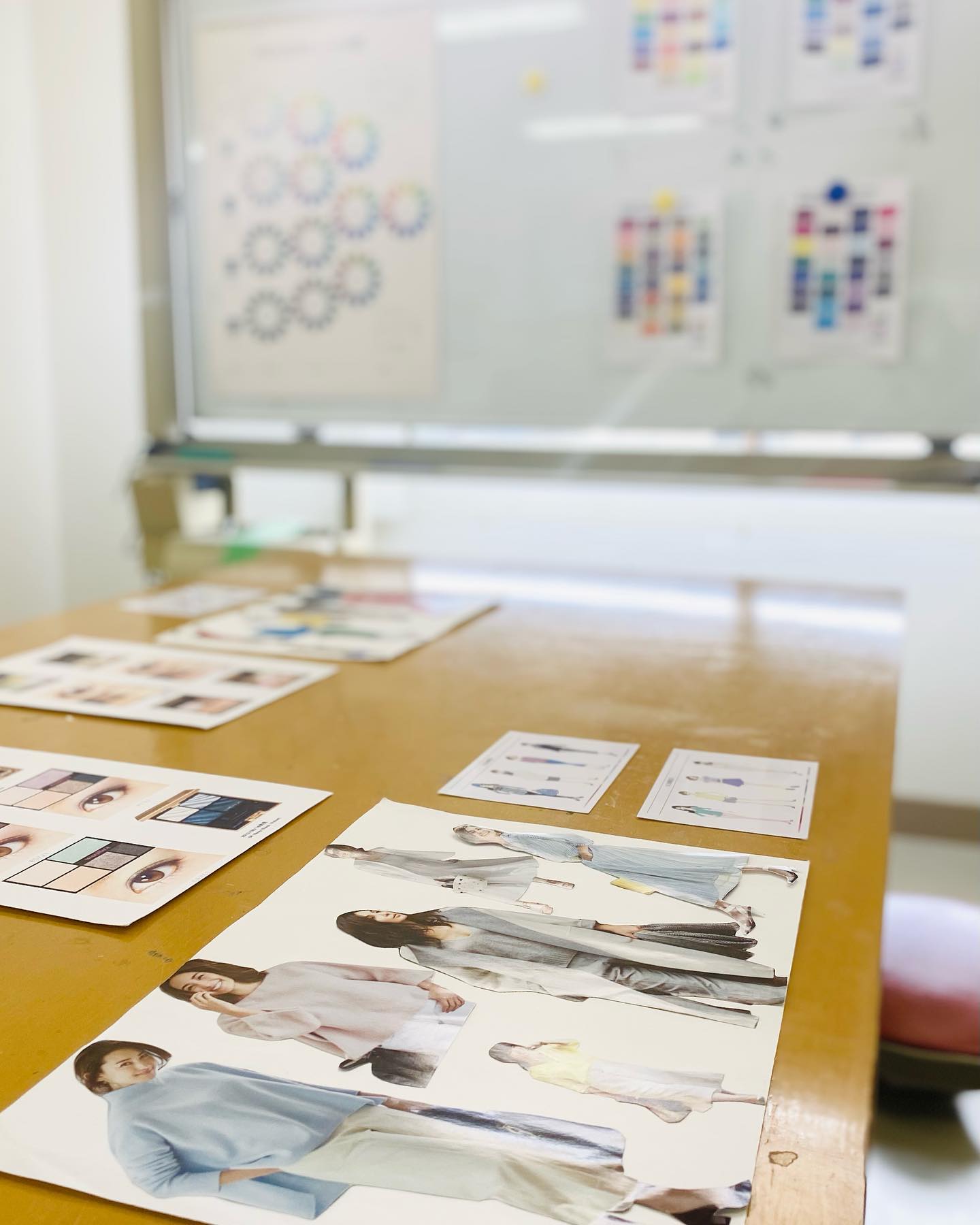 今日は午前中、ウェルネスパーク五色の夢工房さんでパーソナルカラー講座〜おしゃれ編でした。以前受講して下さったUさんが、春から大学生になる娘さんを連れて来て下さいました。もうお一人受講して下さったのはSさん。なんとSさんとUさんは偶然お知り合い同士。Uさんは前回も偶然お知り合いの方と一緒になられたんです。楽しい偶然お昼からは徳島のBさんと洲本市のHさんがお2人でサロンにお越し下さいました。トータルコンサルティングとオプションでICPAスペシャルを。（ホームページでお知らせさせていただいていますが、4月からICPAスペシャルのオプションは通常メニューに組み込まれますので、パーソナルカラー診断、骨格診断を含むメニューは新価格でのご提供となります。）いろんなシーズンをまたいだ色がお似合いの方がいらっしゃるのですが、ニュートラルゾーンを含む15分類進化型パーソナルカラー診断はそんな方にもピッタリの診断方法。Bさんはニュートラルタイプの中でも明るめの柔らかい色がお似合いでした。スプリング、サマーはもちろんオータムの明るい色まで総動員でベストカラーを診断させていただきました。いつもと違う女優風メイクもとてもお似合いでしたHさんはパーソナルカラー診断は2回目。今まで明るめのサマー、スプリングがお似合いだと思われていたようですが、診断結果はディープウインター。中明度よりはより暗めか明るめのブルーベースの清色がお似合いで、とても驚かれていましたが、ウインターのメイクがすごくお似合いで透明感とキラキラ感がグッとアップされました今週は後半にも3名ご予約をいただいていて、お会い出来るのが楽しみです！今から明日の講座に向けて、総動員したドレープを組み直して癒されます#パーソナルカラー#パーソナルカラー診断#15分類進化型パーソナルカラー #15分類進化型パーソナルカラー診断 #国際カラープロフェッショナル協会#骨格診断#パーソナルカラー淡路島#パーソナルカラー神戸#パーソナルカラー徳島#骨格診断淡路島#淡路島#淡路市#洲本市#南あわじ市#ウェルネスパーク五色 #ウェルネスパーク五色夢工房 #淡路島カラー#淡路島カラーサロン#studioprism#似合う色#似合う服