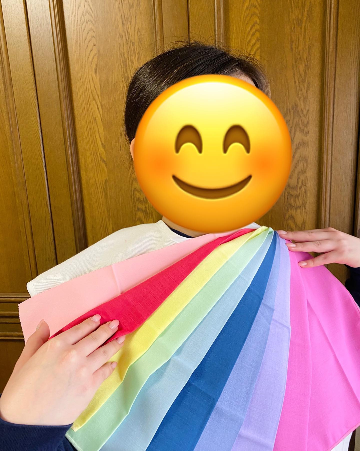 原色やはっきりした色が似合うと思うとおっしゃっていたK様。診断結果はライトサマー。ブルーベースで明るめの柔らかいキレイな色がお似合いでした「夏」というと灼熱のイメージで、赤、オレンジ、黄色などの暖色や、はっきりした色をイメージする方も多いかと思いますが、パーソナルカラーの「サマー」の色は涼しげなパステルカラーが多く、真夏というよりは初夏の紫陽花や、すりガラスを通して見るような柔らかいキレイな色のグループです。カジュアルでスポーティなファッションがお好きなKさんの骨格タイプはストレート。サロンに来られた時に着ていたネイビーのパーカーや、履いていたスニーカーもお似合いで　　ラベンダーのアイシャドウ、ピンクのチーク、ソフトなピンクベージュの口紅でさせていただいたサマーカラーのポイントメイクもとてもお似合いでした#パーソナルカラー#パーソナルカラー診断#15分類進化型パーソナルカラー #15分類進化型パーソナルカラー診断 #国際カラープロフェッショナル協会#骨格診断#パーソナルカラー診断淡路島#パーソナルカラー診断神戸#パーソナルカラー診断徳島#骨格診断淡路島#淡路島#淡路市#洲本市#南あわじ市#淡路島カラー#淡路島カラーサロン#studioprism#似合う色#似合う服