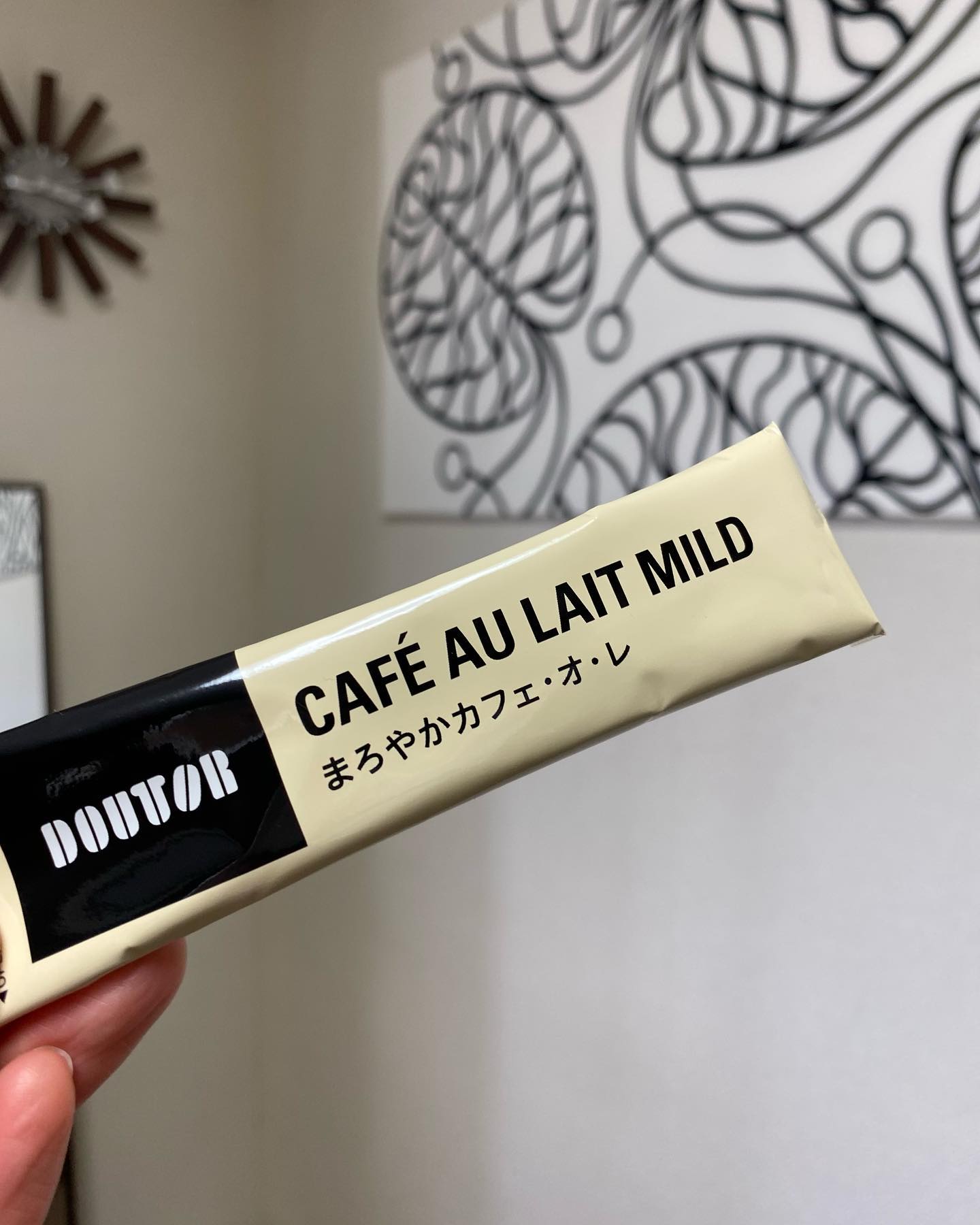 昨日は15分類進化型パーソナルカラーアナリスト︎プロ養成コース、それぞれのシーズンの配色やコーディネートのコツ、ドレープを使ったアドバイスの仕方を学ぶレッスンでした。パーソナルカラーを学び始めると、テレビに映る人、街で見かける人などいろんな方が身につけている色だけではなく、その組み合わせや、着ている人との調和感などが気になり始めます。生徒さんも家でもその症状が出ているようで、旦那様から解説を求められたりしながら、色の観察を楽しんでいらっしゃるようです例えば画像のドトールさんのスティックカフェ・オ・レ。「まろやか」カフェ・オ・レ、とありますが、文字の背景がクリーム色ではなく真っ白だったら、「まろやか」な感じではなくなるのではないでしょうか。そんな風に洋服だけではなく、身の回りのいろんなものの色のイメージや組み合わせを観察してみるのも楽しいですよ。きっと。#15分類進化型パーソナルカラーアナリスト #15分類進化型パーソナルカラーアナリスト︎プロ養成 #15分類進化型パーソナルカラー #15分類進化型パーソナルカラー診断 #国際カラープロフェッショナル協会 #淡路島#淡路市#洲本市#南あわじ市#パーソナルカラー淡路島#淡路島カラーサロン#studioprism#配色 #色のイメージ #色の組み合わせ