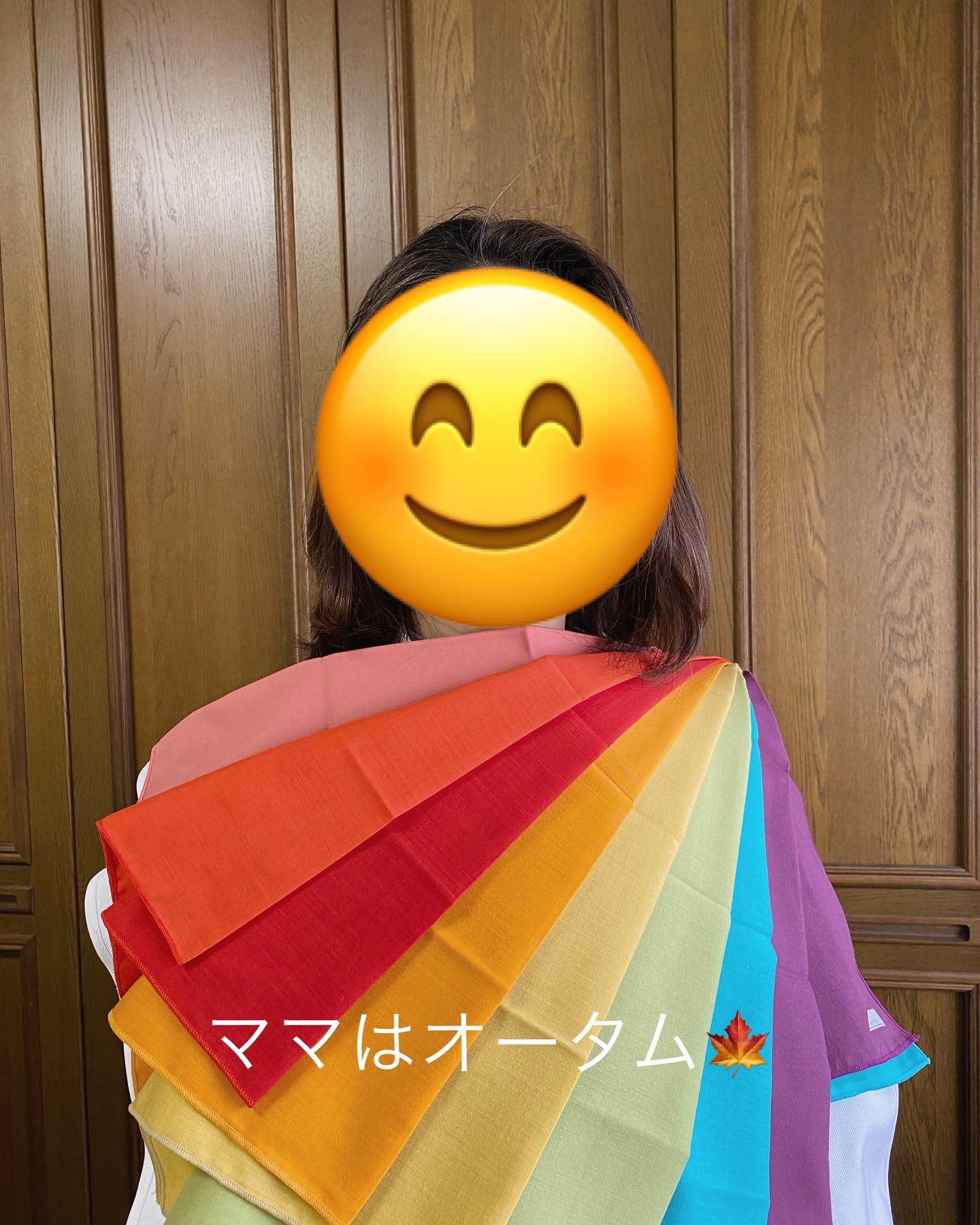 15分類進化型パーソナルカラーアナリスト︎プロ養成コース、モデルレッスン2日目。先週の妹さんに続き、今日はお母様をモデルにベストカラーまでのフル診断のドレーピングレッスンでした生徒さんと妹さんはどちらもスプリングタイプなので、お母様の診断が楽しみでした。お母様の第一印象は娘さん達2人と比べると「落ち着いた」印象。私自身オータムなので、似たような雰囲気の方は、「パーソナルカラー似た者臭(失礼ですが)」を感じたりします。ドレープの色の明るさ、強さ、濁り感などによる顔映りの変化、ドレープの色とお母様自身の色みとの調和を意識した診断結果はソフトオータム。明るくて強さのある清色は色が悪目立ちしますし、明るすぎる色では顔色が白くなり過ぎ、青みの強い色では顔色が悪く見えます。私と似合う色も苦手な色みもよく似ていました発注していたドレープをお渡ししたので、これからどんどんいろんな方でドレーピングを楽しんでいただきたいです#パーソナルカラー#15分類進化型パーソナルカラー #15分類進化型パーソナルカラーアナリスト︎ #15分類進化型パーソナルカラーアナリスト︎プロ養成 #15分類進化型パーソナルカラー診断 #国際カラープロフェッショナル協会#パーソナルカラー淡路島#パーソナルカラー神戸#パーソナルカラー徳島#淡路島#淡路市#洲本市#南あわじ市#淡路島カラー#淡路島カラーサロン#studioprism#似合う色