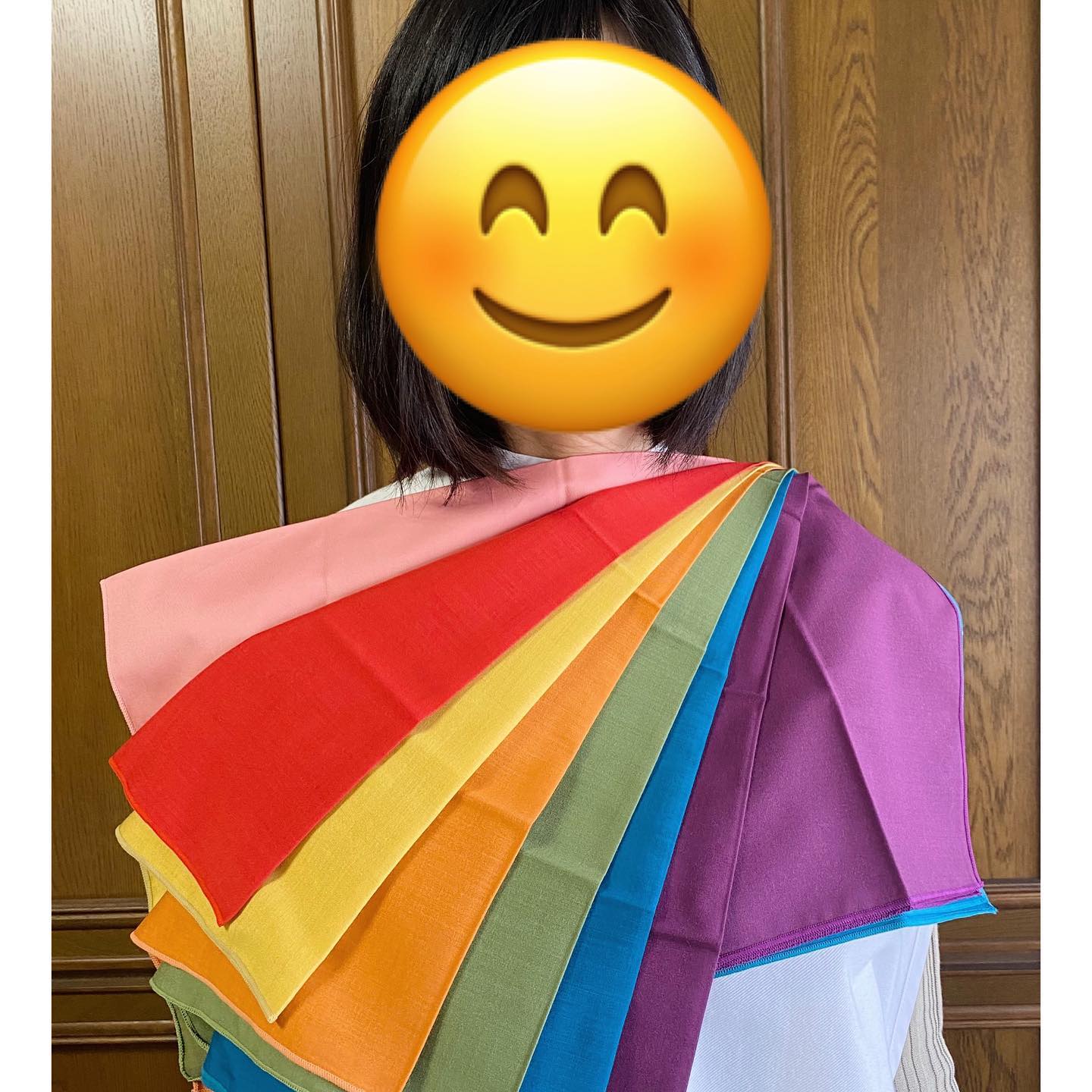 昨日のフルカラー&骨格・イメージコンサルティングのお客様。15分類進化型パーソナルカラー診断の結果はソフトオータム、骨格診断αと顔型パーツ︎診断結果は、ナチュラルタイプで直線的なデザインがお似合い。実はこの診断結果、私と全く同じなんです。ここ最近毎日のように自分とよく似たタイプの方にお会いしていて、なんだか嬉しいT様は私よりさらに6センチ高い高身長。女性を見上げるのは久しぶりでした！T様は、お好きな色や形など、今まで選んできたものがそのままお似合いになるタイプ。きちんと診断を受けていただくと、T様のような方にも「なぜそうなのか」の納得出来る理由が分かり、今後「なんとなく」ではなく、確信を持って身に付けるものを選んでいただけるので、何を着たら分からない方だけではなく、すべての方に診断を受けていただきたいな、と思います！オータムカラーのメイクで、帰られる時は来られた時よりさらに輝いていたT様。またぜひお会いしたい素敵な方でした「なぜ」が分かると出来るようになることのひとつが、色などがベストマッチではないすでに持っているアイテムを、ある程度似合わせて着られるようにする、ことです。例えば2枚目の写真のグリーンのカーディガンは、濁色が似合う私には鮮やか過ぎるのですが、インナーやボトムスの色、ネックラインの形などを似合うものにする、腕捲りをしてラフ感を出す、など似合う要素をプラスすることで、全体で見た時の印象をより似合うものに近づけて着やすくなりました。似合うものを知ると皆さん、早く買い物に行きたくなるようです。早く何の心配もなく買い物に行けるように、引き続き感染予防に努めます。#15分類進化型パーソナルカラー診断 #骨格診断αイメージコンサルティング #顔型パーツ診断︎ #国際カラープロフェッショナル協会 #パーソナルカラー診断#パーソナルカラー診断淡路島#パーソナルカラー診断神戸#パーソナルカラー診断徳島#パーソナルカラーオータム #ソフトオータム #骨格ナチュラル #淡路島#淡路市#洲本市#南あわじ市#studioprism#似合う色 #似合う服#似合うものを知る#似合うと嬉しい#早く買い物に行きたい