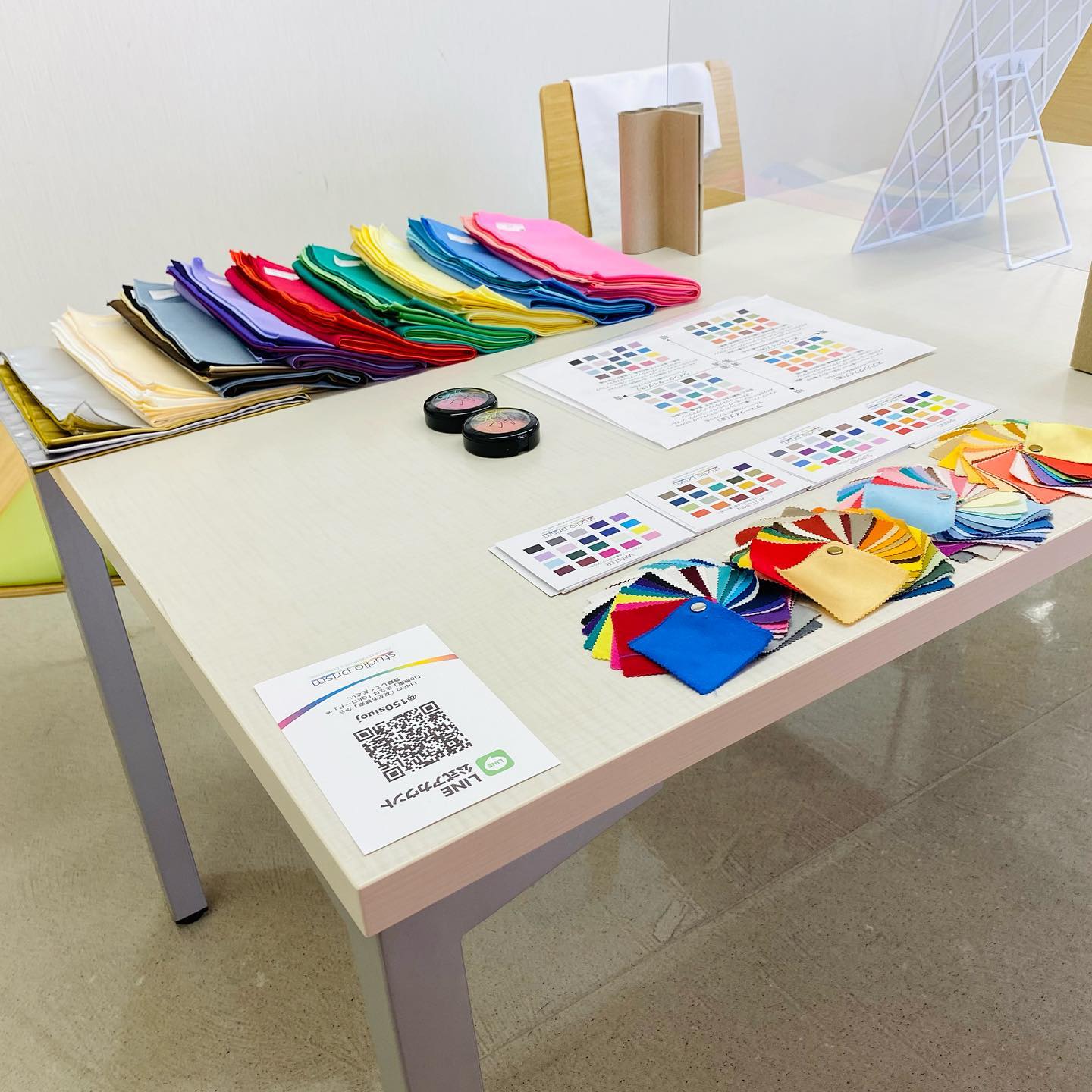 今日は企業様でのイベント。未就学児から70代の方まで12名様の簡易パーソナルカラー診断をさせていただき、スプリング9名、サマー1名、オータム2名、ウインター0名でした。皆様に喜んでいただけたようでよかったですこちらの企業様とのお付き合いはずいぶん長くなりましたが、今回初めて娘同伴でいかせていただきました。宿題をしたり絵を描いたりした後時間を持て余していたら、ハーバリウム作り体験に参加させていただいたようです。出来上がったハーバリウムはどこから見ても色合いがとても綺麗で、最後のリボンまで上手にコーディネート出来ていました次回のイベントも楽しみです！#パーソナルカラー診断#パーソナルカラー診断イベント #ハーバリウム #ハーバリウム作り