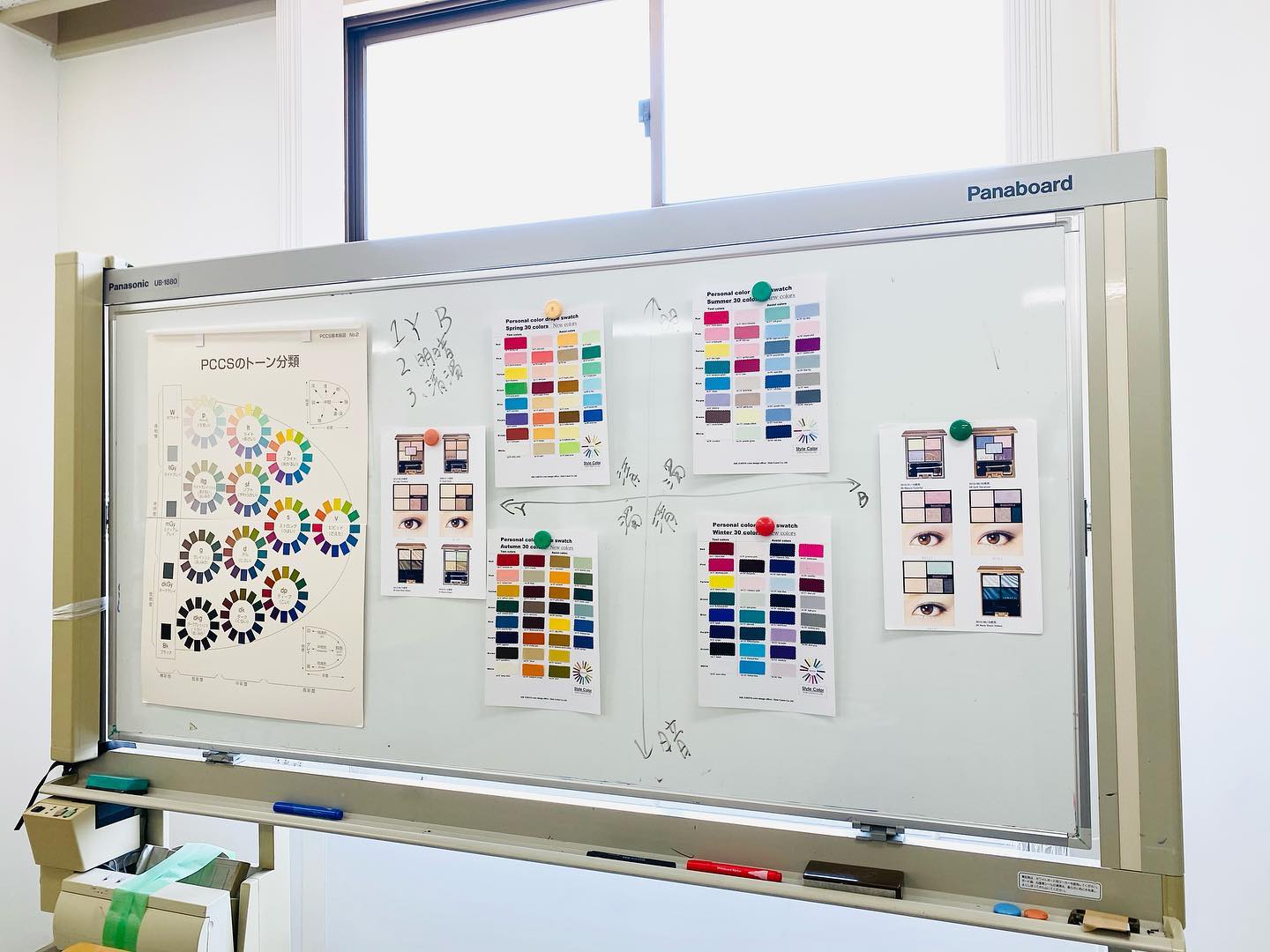 今日はウェルネスパーク五色の夢工房さんで「パーソナルカラー講座〜おしゃれ編」でした。柔らかそうな黒のレザージャケットにオリーブグリーンのギャザースカートが素敵なKさんが受講して下さいました。複数名の講座も楽しいですが、マンツーマンになるといつも喜んでいただけるようですKさんは診断前スプリングタイプのような色が着たいけど今まであまり着て来なかった、とおっしゃっていたのですが、診断してみると柔らかい色で明る過ぎず暗過ぎないならイエローベースもブルーベースもお似合いになる範囲が広いソフトニュートラルのようでした（講座での簡易診断の印象です）。Kさん自身、診断中全然似合わないな、と思われた色が少なかったのも納得です。診断後、若い頃スプリングタイプと診断された事があると教えて下さったのですが、スプリングの中で鮮やか過ぎる色は色が悪目立ちする印象だったので、診断されていたにもかかわらず今まであまり着て来られなかったのはスプリングの色の強さが原因かな、と思いました。メイクは黄み寄り過ぎず、青み寄り過ぎないコーラルピンクあたりがお似合いになりそうでしたKさんにお似合いになりそうなコーディネートをいくつか考えてみました。すでにおしゃれなKさんですので、今後はさらにカラーコーディネートを楽しまれることと思います#パーソナルカラー#パーソナルカラー講座#パーソナルカラー診断 #パーソナルカラーニュートラル#ウェルネスパーク五色 #ウェルネスパーク五色夢工房 #パーソナルカラー診断淡路島#淡路島#洲本市#南あわじ市#studioprism#カラーコーディネート#似合う色