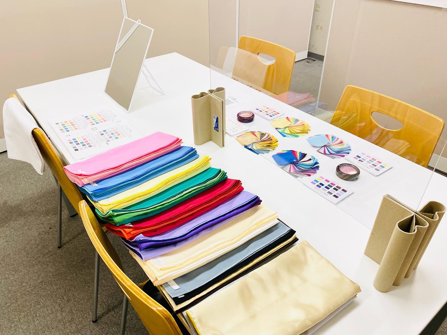 企業様にて。隔離されたエリアでお一人ずつ。感染予防対策がなされた上でのパーソナルカラー診断のイベントでした。診断&話続けてあっという間の1日。また次回のイベントもよろしくお願いいたします️#パーソナルカラー診断 #パーソナルカラー診断イベント#studioprism#似合う色#似合う色診断 #似合う色で輝く