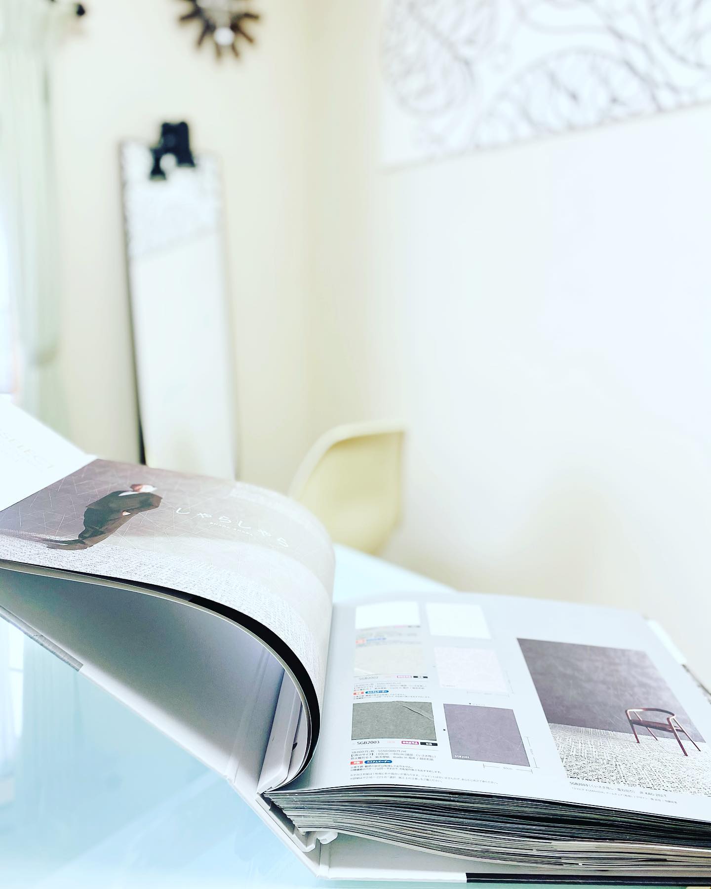 今日はおうちで勉強していますが、15時からは「隈研吾×サンゲツ KAGETOHIKARI」オンラインプレゼンテーションを。サンゲツさんのオンラインセミナーは毎回楽しく参加させていただいていますが、今回は建築家の隈研吾さんとコラボした壁紙とカーペットタイルのコレクションのプレゼンです。楽しみ楽しみ️#サンゲツ#隈研吾#カゲトヒカリ #サンゲツクロス #サンゲツカーペットタイル