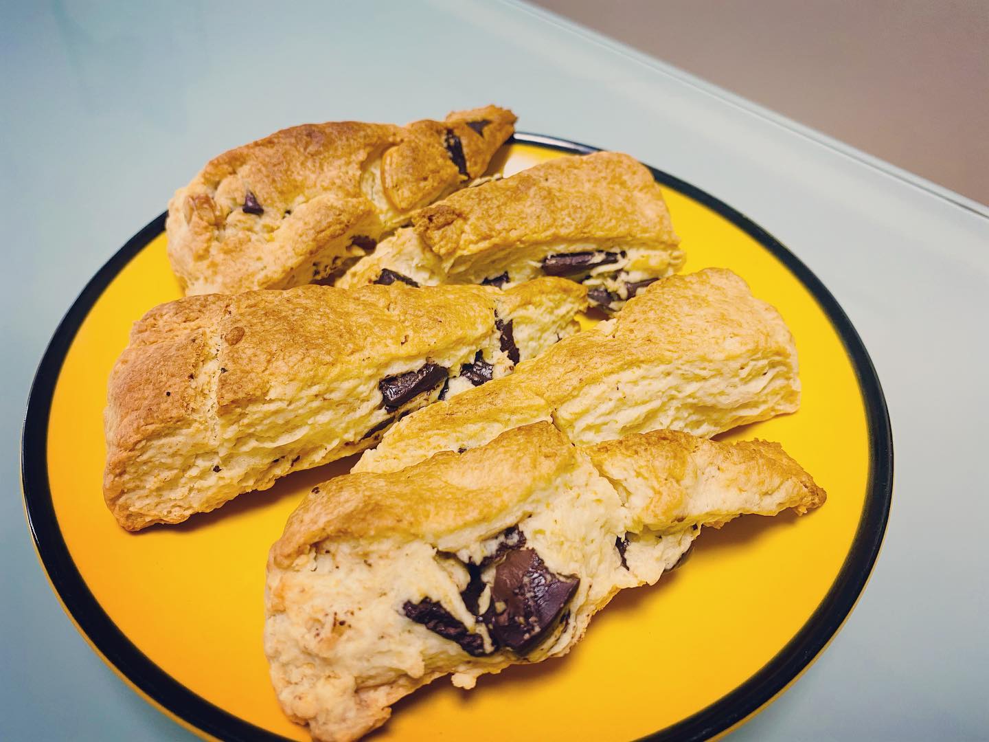 またまた作ってしまった。お気に入りのダークチョコ&ミックスナッツのスコーン#おうちおやつ #おうちスイーツ #スコーン#スコーン大好き #チョコはカカオ70パーセント以上が好き #ナッツ大好き#チョコとナッツ #チョコとナッツのスコーン