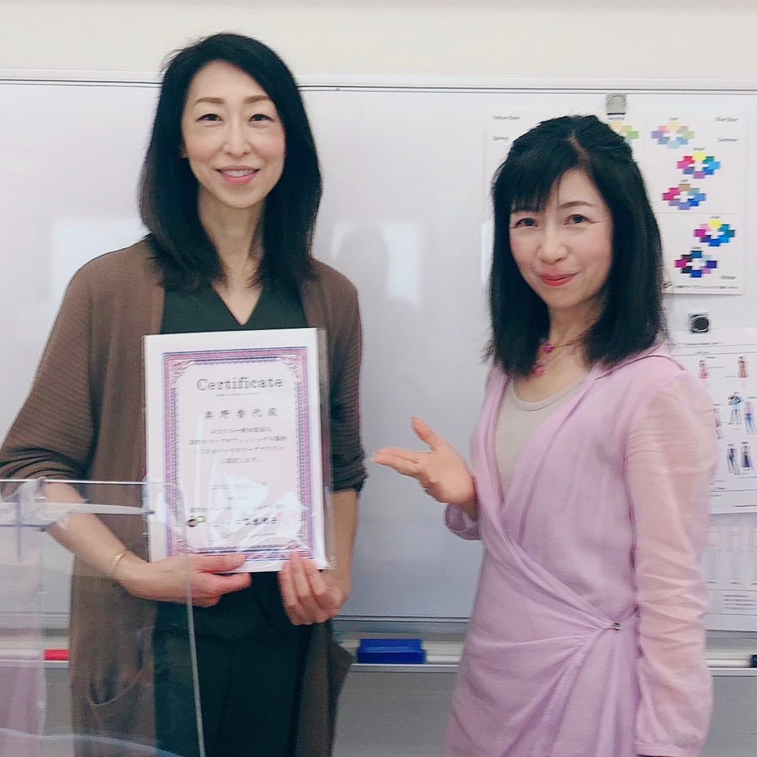 今日はICPAベースカラーアナリスト養成講座を受講して来ました。感染予防対策バッチリ、直行直帰。寄り道はまだお預けですが、好きな音楽が聴ける1人の時間なのでドライブも楽しい時間今日学んだ事も含めて6月からいくつか新しい講座を開講します。詳細は近日中にこちらでもお知らせさせていただきますね#15分類進化型パーソナルカラーアナリスト️ #15分類進化型パーソナルカラーアナリスト️プロ養成 #国際カラープロフェッショナル協会 #ICPAベースカラーアナリスト#icpaベースカラーアナリスト養成講座 #パーソナルカラー#パーソナルカラー淡路島#studioprism