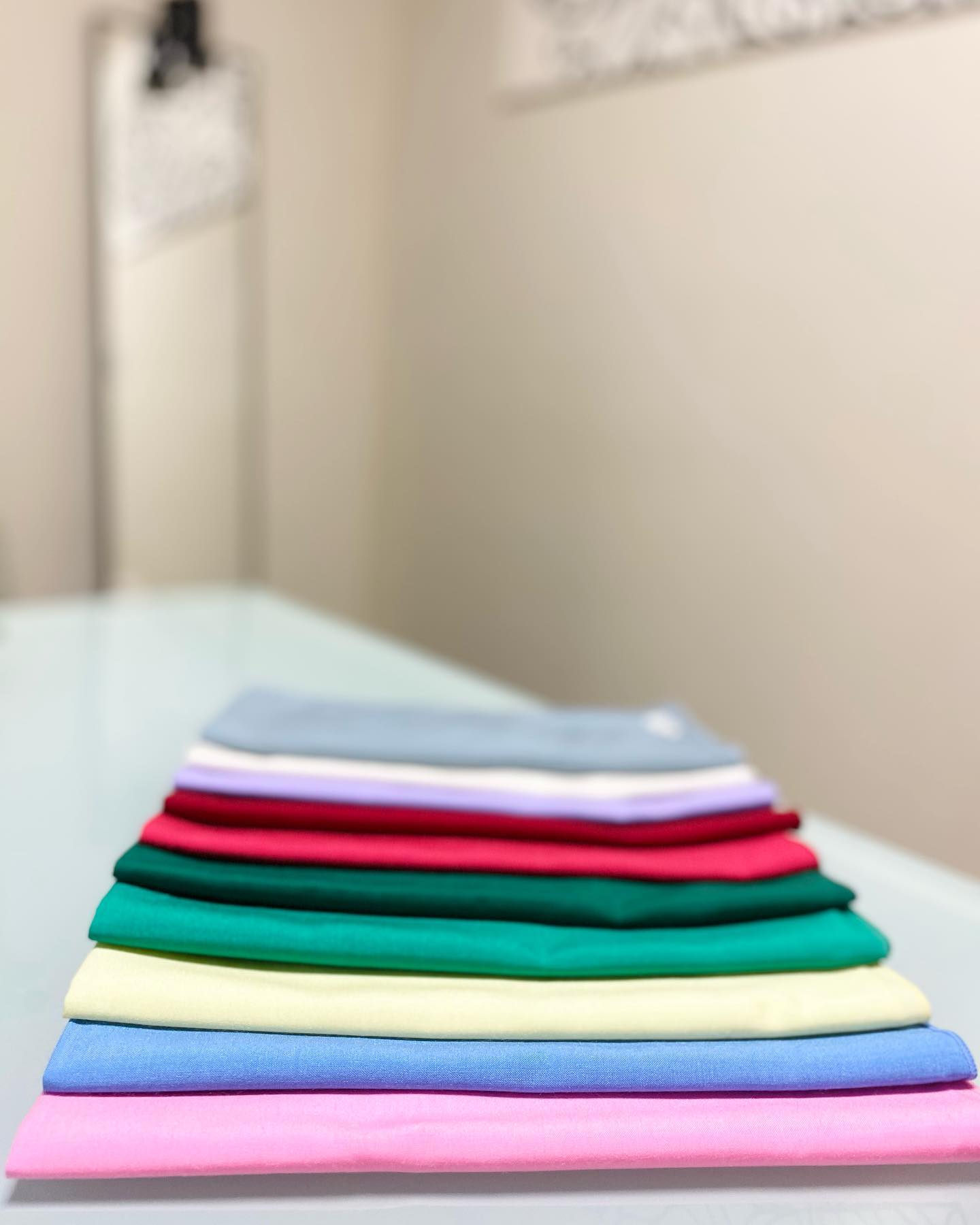 お友達のMさんが下の娘さんのKちゃんのカラー診断に来てくれました。Mさんと、3月に来てくれたお姉ちゃんはサマータイプ。診断の結果見るからにブルベなKちゃんもやっぱりサマー。3人ともサマーですが、似合う明るさや鮮やかさは全く同じではありません。Kちゃんはお姉ちゃんよりも明るめ(薄め)の色が似合いそう。でも赤やグリーンは少し暗めでも顔が暗くならずに似合っていました。診断前は「何色の服を買ったらいいかよく分からない」と言っていましたが、診断後は「買い物が楽になりそう!」と喜んでくれました#パーソナルカラー#パーソナルカラー診断#パーソナルカラー診断淡路島#似合う色#似合う色診断