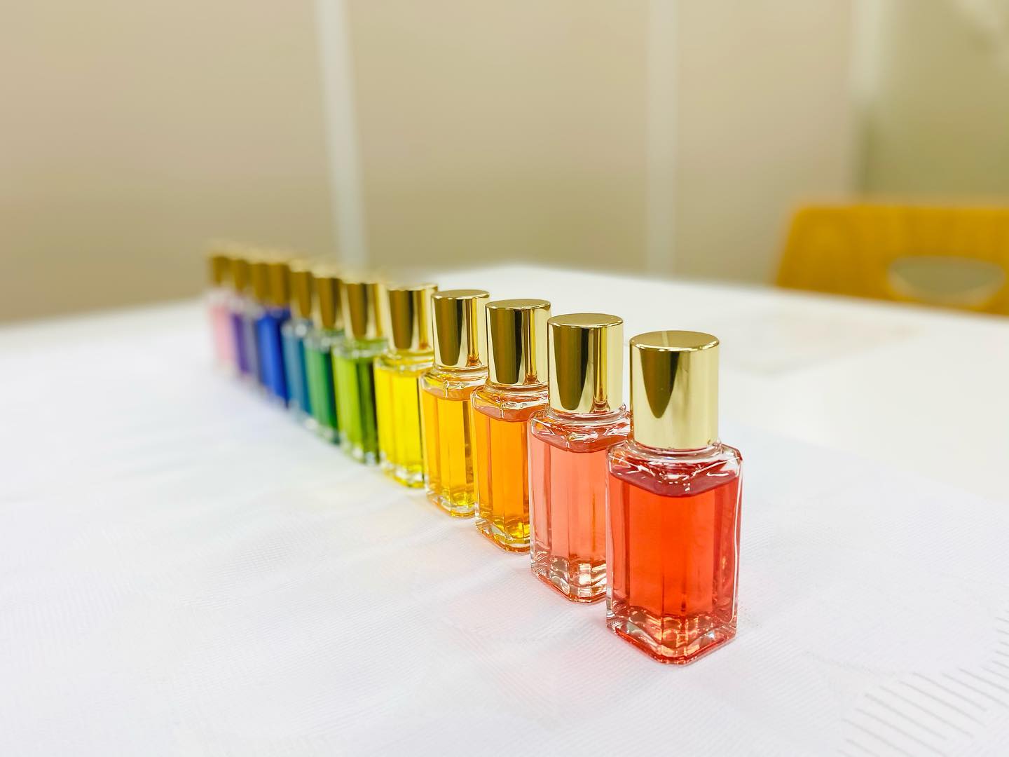 今日の企業様でのイベントは久しぶりのカラーセラピー。コロナ禍で、勤めてる居酒屋さんが休業中の方。やりたい事の準備は整ってるのに始められない方。子育て中でほとんど自分時間を作れない上に唯一の息抜きの友達とのカフェタイムも我慢してる方。長引く自粛生活で疲れ気味の方が多いのは、20分のセッションでも感じられました。毎日少しでもホッと出来る時間がありますように。#カラーセラピー