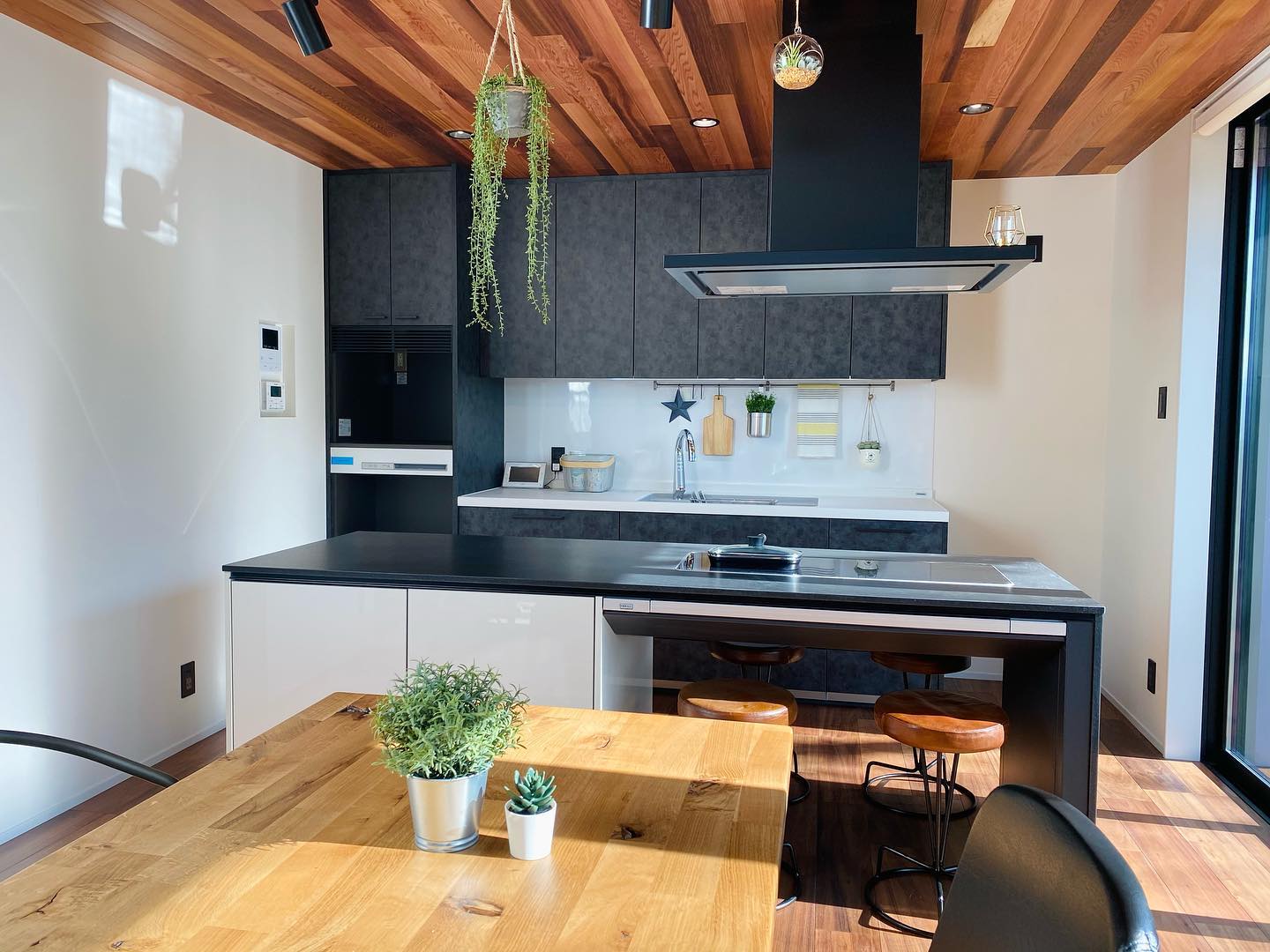 完成当時内装やデコレーションのお手伝いをさせていただいた織田建設さんのモデルハウス。あれからウッドデッキも完成し、家具も増え、アップデートされており、この度素敵なプロモーションムービーを作られました。織田建設さんのインスタからぜひご覧下さい。@odakensetsu (写真は完成当時のものです)#oda#織田建設#織田建設株式会社 #オーダーメイドハウス#モデルハウス#リゾートハウス#ロフトのある家#薪ストーブ#薪ストーブのある家 #ウッドデッキ#ウッドデッキのある家