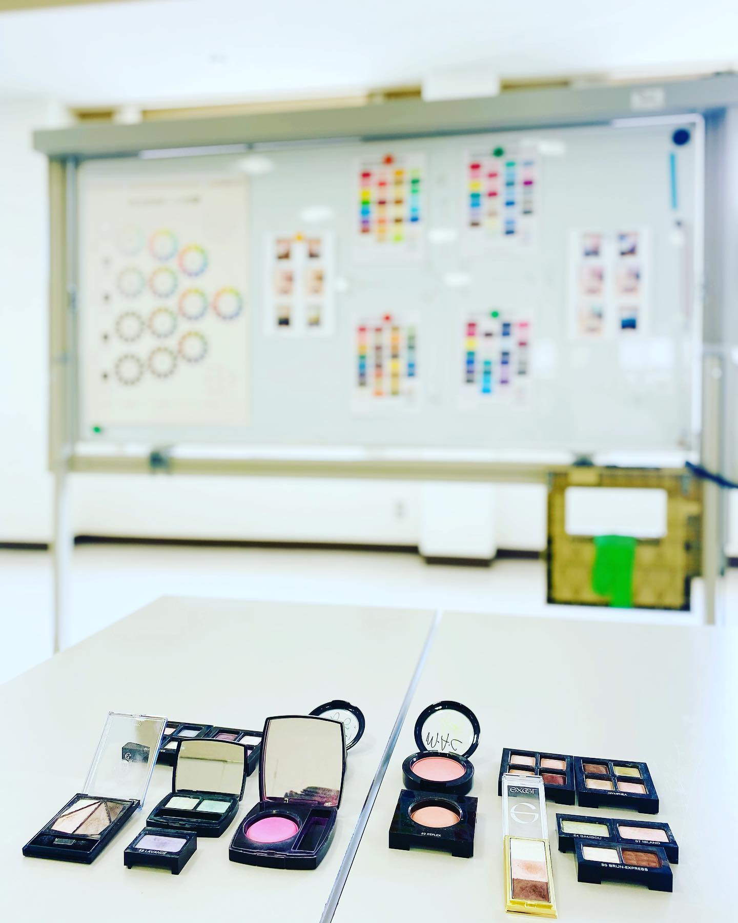 ウェルネスパーク五色の夢工房さんでのパーソナルカラー講座〜メイク編今日はTさんとKさんのお2人とゆっくりじっくり、似合う色のメイクのお話や実践をさせていただきました「オレンジ」と言えばほぼ間違いなくイエローベースですが、「ピンク」となるとどうでしょう？「ピンク」には色んなピンクがあって、「普段はピンクのチークを使ってます！」という方にいくつかチークを見せて、指さされたものを見ると「コーラルピンク」ということがあったりします。コーラルは日本語では珊瑚のことで、コーラルピンクは一般的には少しオレンジがかった柔らかいピンクのことです。ニュートラル寄りなので色によってはイエベの方にもブルベの方にもお似合いかと思いますが、特にスプリングタイプの方のお顔をイキイキ見せてくれるチークカラーです。イエベの方でも落ち着いた色みがお似合いのオータムタイプの方には、明るいコーラルピンクは浮いてしまうかも知れないので、やはり落ち着いたトーンのサーモンピンクがよりお似合いのピンクになるかも知れません。コーラルピンクもサーモンピンクも、「暖かみがある、オレンジ（黄色方向）に寄ったピンク」です。ブルベの方にお似合いのピンクの名前には、ベビーピンク、フューシャピンク、ローズピンク、モーブピンクなどがあります。これらのピンクはどれも、「涼しげな、パープル（青方向）に寄ったピンク」です。今日のお2人では、Tさんがスプリングタイプ、Kさんがサマータイプ。それぞれにお似合いの色をカラーカードやメイクで比較出来たので、とても分かりやすく楽しんでいただけたのでは、と思います受講していただきありがとうございました！夢工房さんでのパーソナルカラー講座は、7月12日、8月16日はおしゃれ編、まだ日程は決まっていませんが、9月と10月はメイク編となりますので、興味のある方はぜひご参加下さいね♡#パーソナルカラー#パーソナルカラーメイク#パーソナルカラー診断淡路島#パーソナルカラー講座#パーソナルカラー淡路島#淡路島#淡路市#洲本市#南あわじ市#淡路島習い事#淡路島パーソナルカラー講座#淡路島メイク講座#ウェルネスパーク五色 #ウェルネスパーク五色夢工房