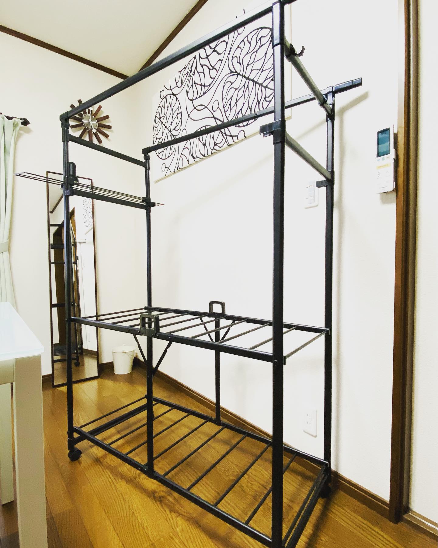 10年以上使っていた室内物干しが壊れました。長持ちはしましたが、大きい、折り畳めない、と買ってから後悔した事がいくつか。長い間お世話になりましたが、必需品のため新しいものを買って来ました。買うにあたりいろいろ調べてみて、前の時にこうだったらなぁ、と思った点を見た目や機能面で考慮して決めたのが、カインズのロング丈もかけられる方の、レギュラーサイズのパタラン。片手で折り畳めるなんて、10年も経てばこんなに進化するんですねーサロンで組み立てたので写真ではサイズ感が分かりにくいかも知れませんが、そんなに巨大ではありません　笑#カインズホーム #パタラン#室内物干し#使うのが楽しみ