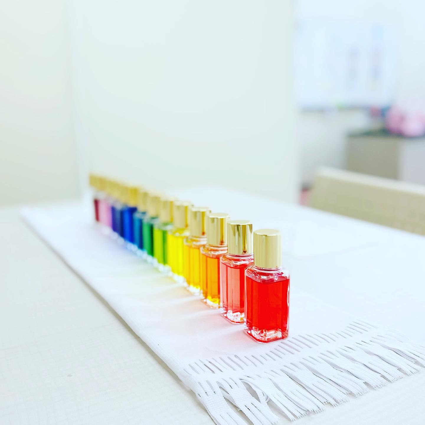 今日は企業様でカラーセラピーのイベントでした。今回はお一人につき30分ありましたので、今までよりもゆっくりとお話出来てよかったです。カラーセラピーは占いではありません。シンプルに気になる色、目が行く色を選んでいただく。ご自身が選ばれた色の中に、求めている答えに気づくヒントがあったり、ご自身の気持ちを再確認出来るメッセージがあったりするのです。自分の胸の内が鏡に映って目で見えるようになる、そんな感じかも知れません。予定より早く終わったので、帰りに平野パンさんで朝ごはん用のハード系のパンをいくつか買ってきました。明日の朝が楽しみです#カラーセラピー#カラーセラピー淡路島