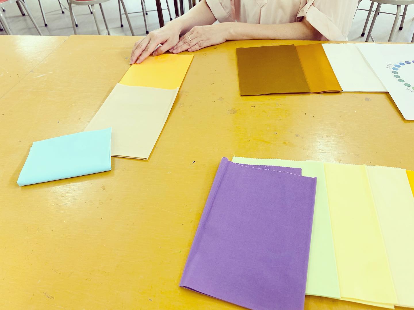 ウェルネスパーク五色の夢工房さんでのパーソナルカラー講座おしゃれ編。5月にメイク編を受講して下さったKさんに2ヶ月ぶりに再会もともとオータムっぽい色が着やすいと言っていたKさんは、5月の簡易診断でスプリングさんと分かり驚いていました。スプリングさんにお似合いの色は明るくて鮮やかな印象ですもんね。Kさん自身、鮮やかな色の強い色みに負けてしまう、と感じるところもあるようです。でもスプリングさんが似合う特性のレベルもいろいろです。Kさんは確かにビビッドやブライトの色みより講座に着て来られた淡いピーチのトップスのような色みがお似合いのようです。スプリングだからといって皆さんが鮮やかな色が似合う訳ではありませんよ、とお伝えし、ドレープを使ったコーディネートのワークに時間をかけました。淡い色みがお似合いなら配色のコントラストも抑え目で、ベーシックカラーとパーソナルカラーの組み合わせなどが着やすいですね!今まで着た事がないけどお似合いの色、にも挑戦していただけそうです♡#パーソナルカラー#パーソナルカラー診断淡路島#ライトスプリング#パーソナルカラー講座#ウェルネスパーク五色#ウェルネスパーク五色夢工房 #似合う色#淡路島#洲本市#淡路市#南あわじ市#淡路島カラーサロン #studioprism