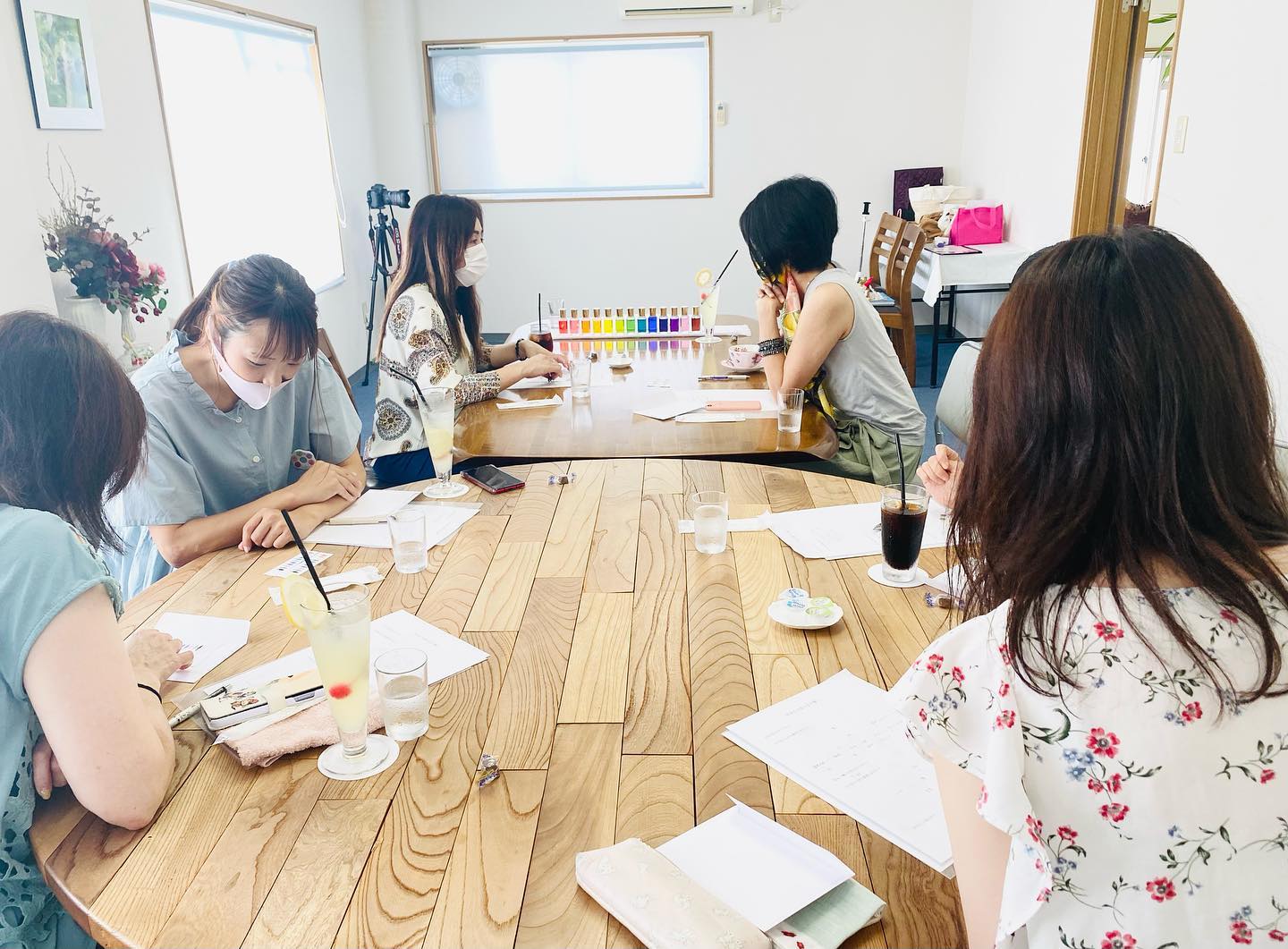 淡路島発女性が自分らしく輝くために共に学ぶプロジェクト「とまみまの」@toma__mi__mano 今日は延期になっていた最後のプレレッスンでした。私が講師を担当させていただいた色の講座と、甚尾こころさんによる「心の写真教室」。色の講座は「外面も内面も色で輝く」がテーマ。今日のプレレッスンではまず内面、自分自身について、色を手がかりに思いを巡らせていただくワークをしていただいたり、グループ別のワークでは、自分自身の自分のイメージと人が受ける印象との比較をして、改めてその違いや合致について考えていただいたり。後半は色の生理的心理的影響や効果についてもお話させていただきました。そしてこころさんの講座。今までは作品の中のこころさんにしかお会いした事がなかったのですが、実際にお会いしたこころさんは作品の中のどのこころさんともまた違うこころさんでしたそれはこころさんの写真は綺麗な思い出を残したり、日常の中の風景を誰かとシェアしたりするためのものだけではなく、自分自身や自分の気持ちを表現する手段だからなんだと、今日のお話を聞いて思いました。自撮り写真の今まで知らなかった側面を発見し、受講生みんな「やってみたい!」とワクワクした気持ちでこころさんの手ほどきを熱心に観察!私も早速帰ってやってみたり@kokoron2525 とまみまの、残りの本講座はあと4回。スケジュールは3枚目の画像をチェックして下さいね#とまみまの #淡路島#女性応援プロジェクト #自分らしく輝く