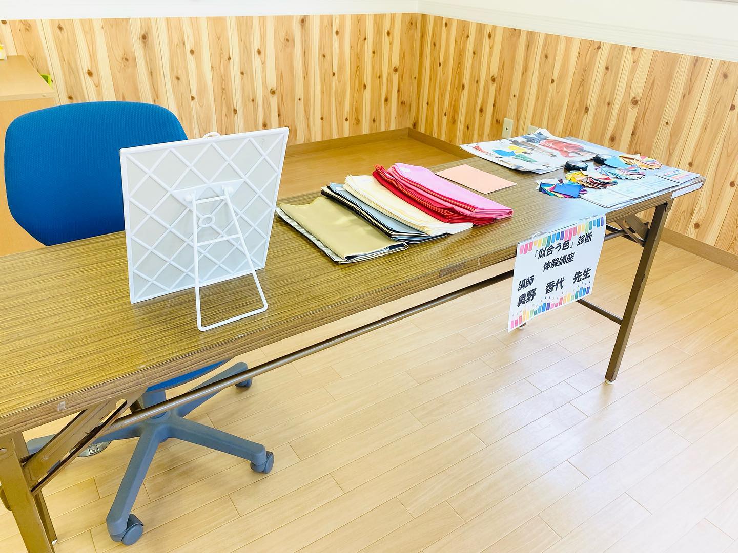 昨日は13名のパーソナルカラー診断をさせていただきました！午前中、淡路市内の子育て学習センター様で10名のママさん達。午後からは綺麗なママと可愛い高校生&大学生の娘さん達。午前中のママさん達は、「イエベ」「ブルベ」は聞いたことがあるけれど「パーソナルカラー」という言葉はあまりよく分からない、ということでした。最近よく聞くようになったとはいえ、入園前の小さなお子さんのママさん達は毎日子育てに大忙しですものね。講座ではパーソナルカラーで大切な色の特性や、シーズンごとの特徴を説明させていただいてから皆さんの診断を。楽しんでいただけたようで何よりでした。子育てをしながらも「ママ」の部分だけでなく、「私」の部分も大切に楽しんでいただきたいな、と思います️娘さん2人とお越し下さったM様は、何年もSNSで私のお仕事や活動を見守って下さっていたそうでとても感激しました。M様とはパーソナルカラーも同じで、他に共通点もあり、私もやっとお会い出来て嬉しい限りでした。診断結果はスプリング、オータム、ウインター、カラーセラピーでもそれぞれの個性の違いが見受けられ、まさに三者三様に魅力的な素敵な母娘さん達でした遠方からお越しいただき、ありがとうございました#パーソナルカラー#パーソナルカラー診断淡路島#カラーセラピー淡路島#淡路島#淡路島カラーサロン#studioprism