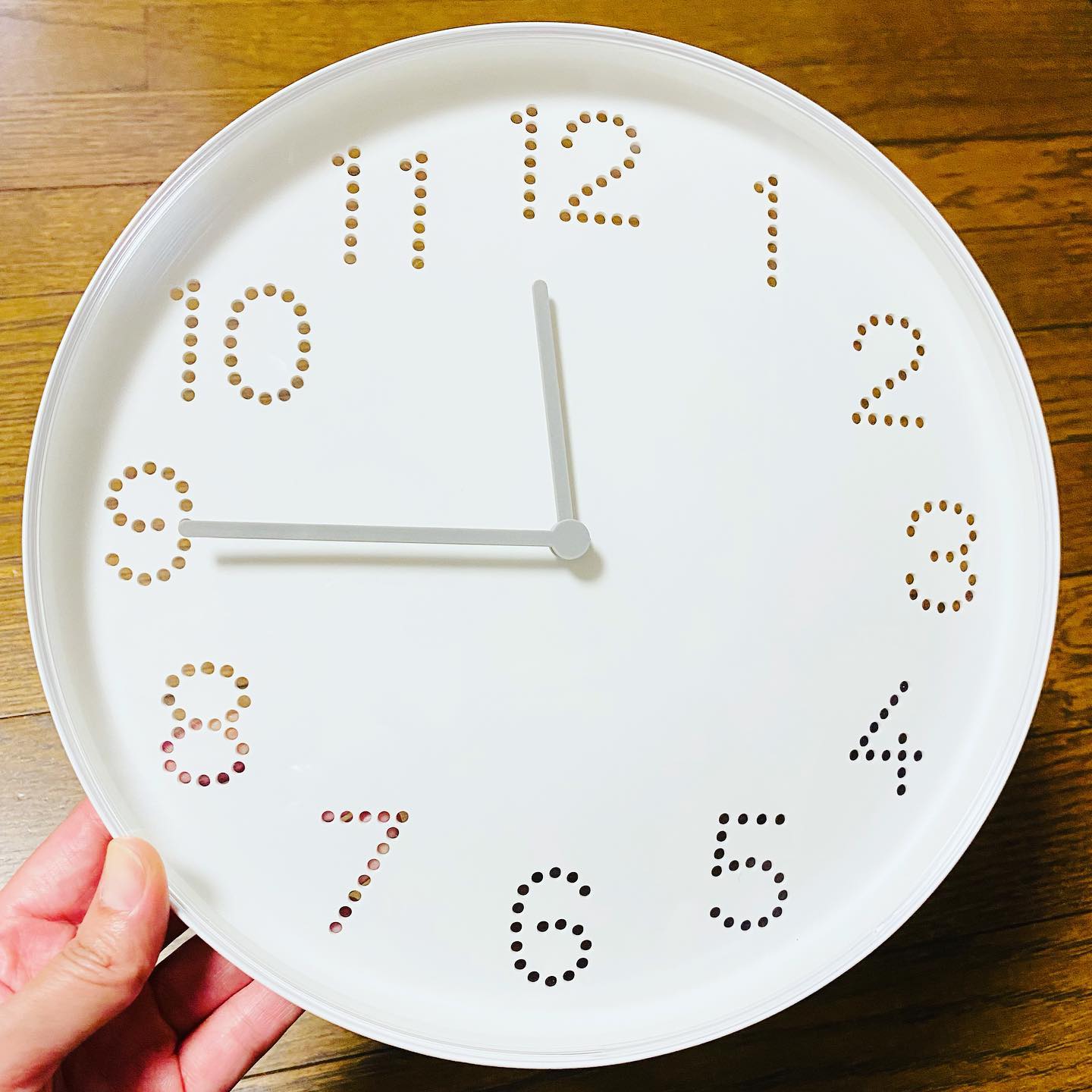 先日IKEAに下見に行って来ました。娘ちゃんもちゃっかり「欲しいものリスト」を作っていたようで　笑　そのひとつが¥249のTROMMAというウォールクロックでした。1番気に入った時計が¥249なんて親孝行こちらの時計、パッケージを開けるまで気が付いてなかったみたいなのですが、数字がパンチングボードみたいに穴になっているんです。それに気付いた娘ちゃん、「時計の後ろに折り紙を貼って虹色にする！」と言うのでミニサイズの100色折り紙を渡して好きな色を選んでもらいました。出来上がりは2枚目めっちゃ可愛い♡検索してみると、皆さんいろいろ工夫してTROMMAをアレンジされているようです！シンプルな時計なので、お部屋のイメージに合わせてお好きな色の色紙で数字の色をコーディネートしたり、アクセントウォールに掛けたら数字がクロスの色になって、それも素敵だと思います#tromma #ikea #ikea購入品