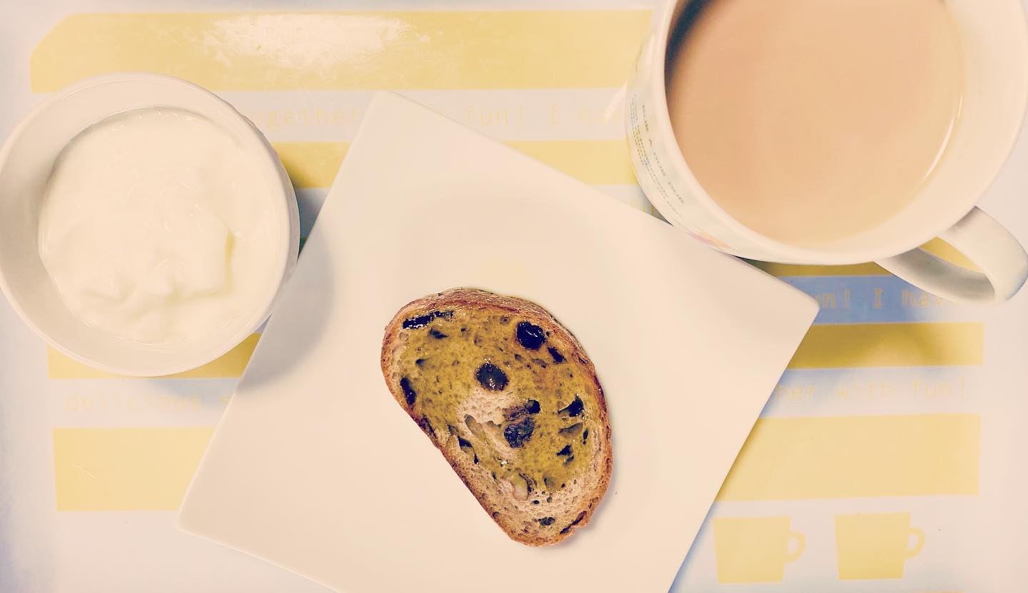 もしかしたら（若年層じゃないし）大丈夫かも、と期待していましたが、2日ぶりにやっといつものに近い朝ごはんを食べられました。「なるほどこれが倦怠感」と思った1日半でした。#倦怠感#副反応から復活