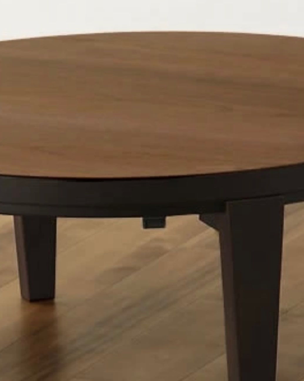 こたつは丸に。なぜなら丸い方がお似合いだから。いろいろ制約もありますが、全てのものを、お似合いの色、形、質感で選んでいます。帰るたび笑顔になれるお家になるように#お家コーディネート #こたつ#丸いこたつ#淡路島#カラーコーディネート