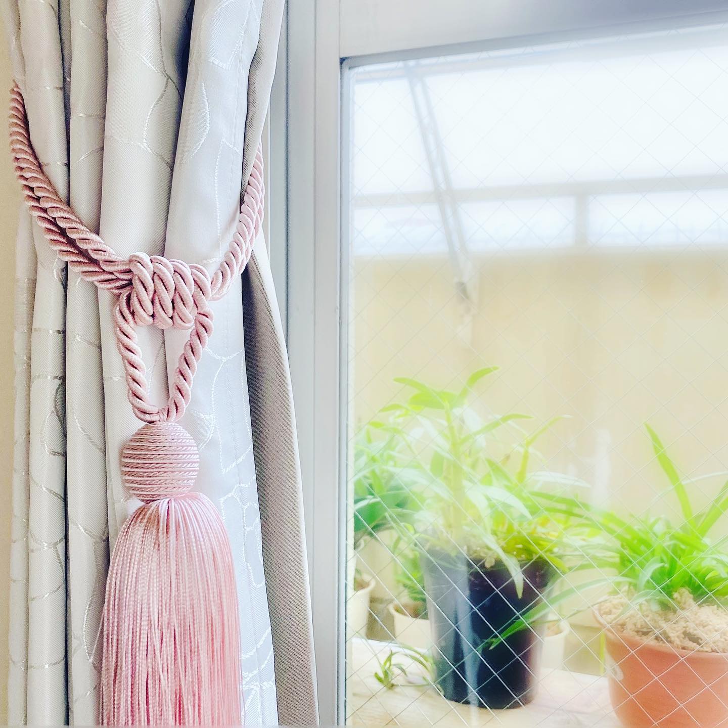 LDKのカーテンが付きました。選んでいるレースカーテン、このサイズに合う長さだけ取り扱いがないので、そちらだけオーダーになりますが、取り付けが楽しみですお客様の息子さんがハンディマンで助かります️#住宅コーディネート#お部屋コーディネート#カーテン#カーテンタッセル #グレイッシュ#ピンク#カラーコンサルティング#カラーコーディネート#ニトリ#ニトリ購入品 #ニトリカーテン #淡路島
