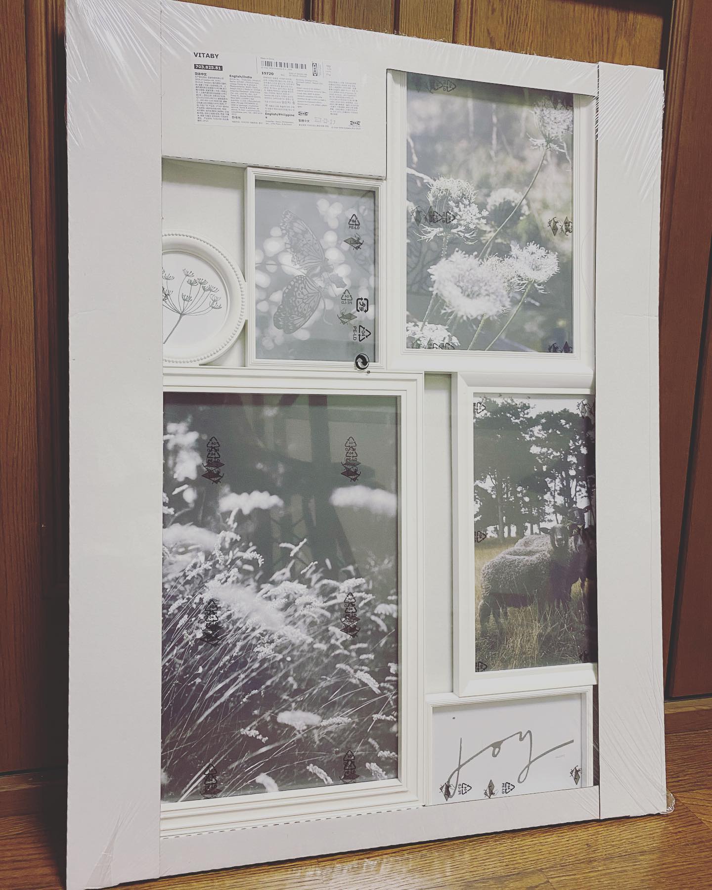 IKEAのVITABY。いろんな大きさや形のフレームがくっついたフレーム。お客様のリビングに使っているカラーに合わせて、中身は自作したいと思います。楽しみ、楽しみ#ikea #ikea購入品 #おうちコーディネート#リビングインテリア #カラーコーディネート#カラーコンサルティング#淡路島